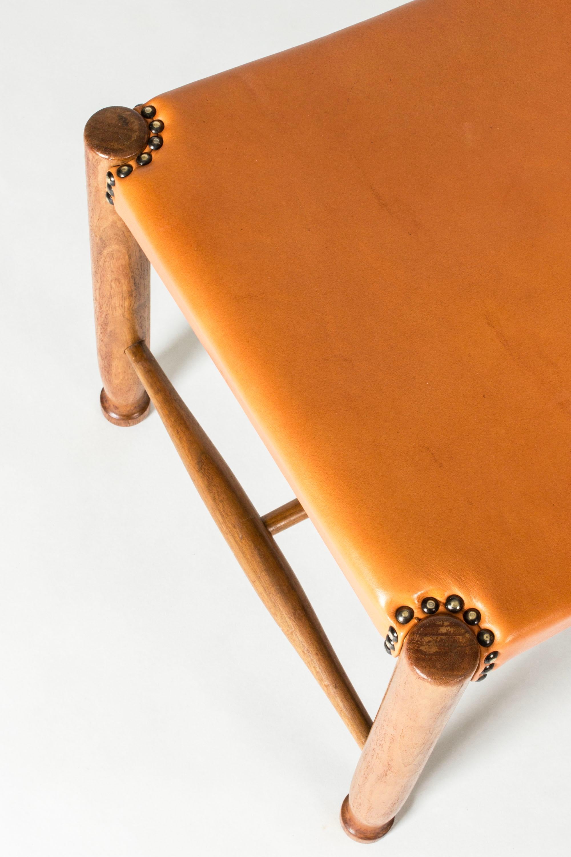 Midcentury Modern Leather Stools, Josef Frank, Svenskt Tenn, Sweden, 1950s en Bueno estado para la venta en Stockholm, SE