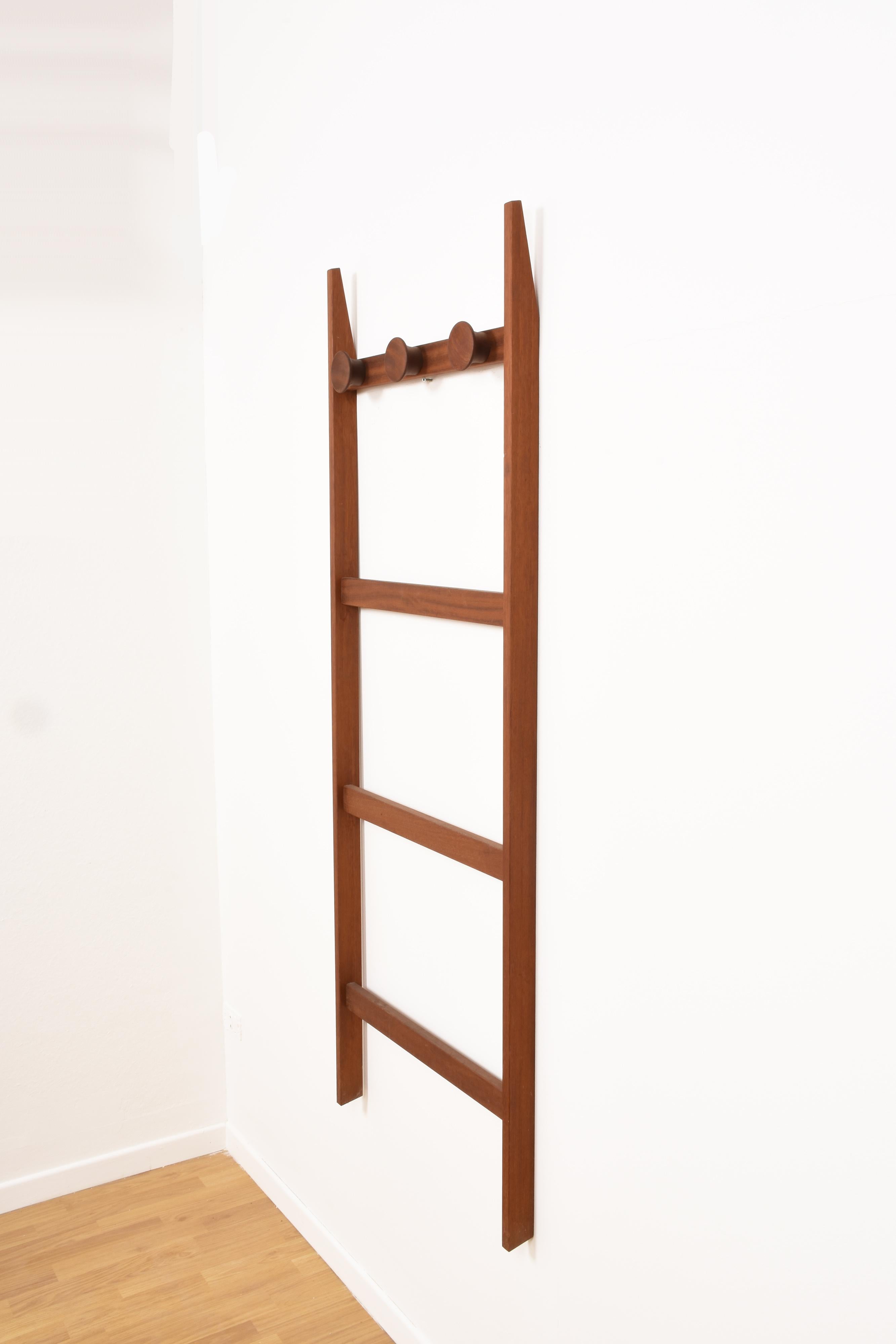 This marvelous coat rack features three hooks made with light brown teak. This stand was produced in Sweden during 1970s.

The wood is very smooth and robust. The structure has four racks, with three hooks, this item can be hung or can also lean