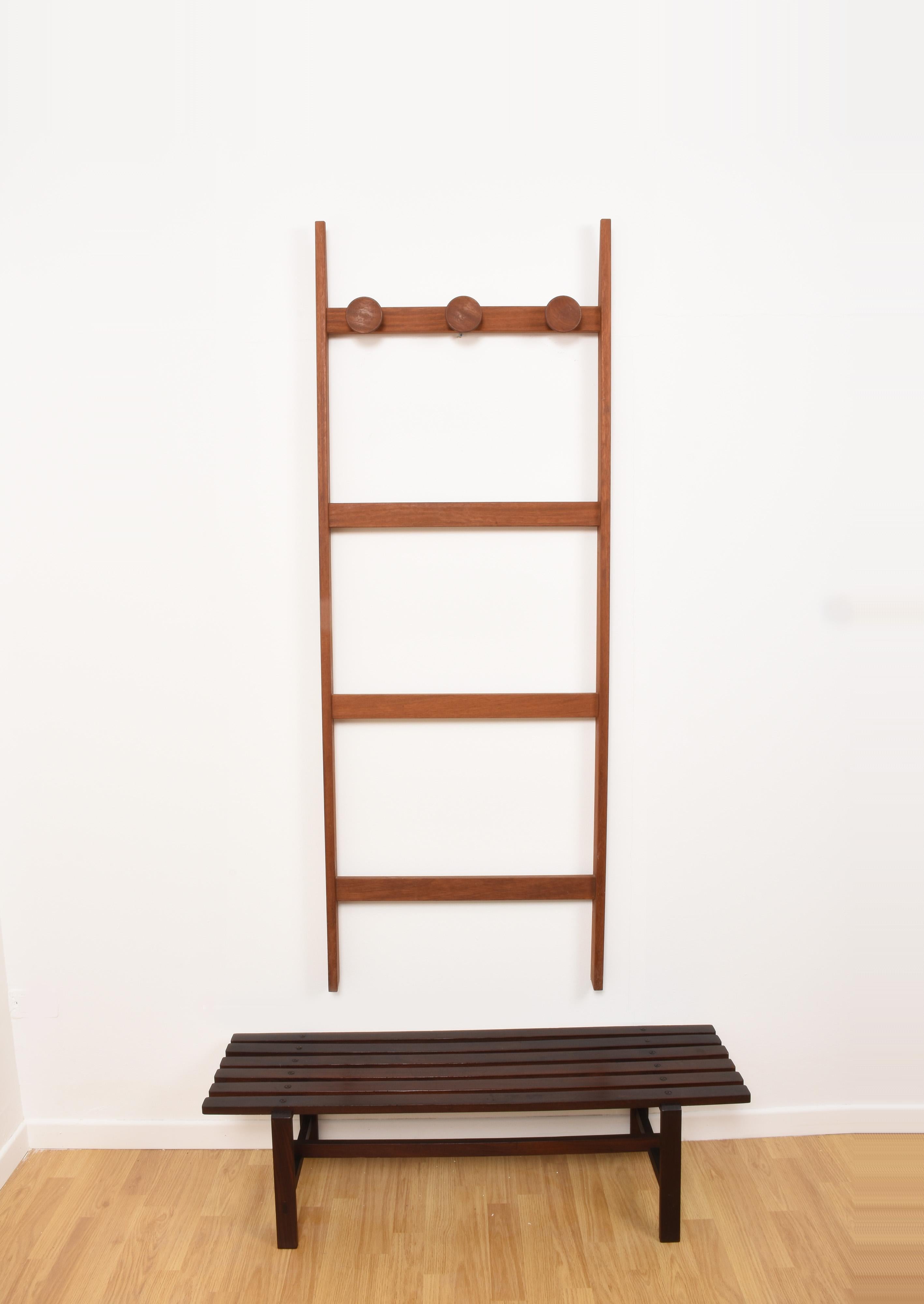 Mid-Century Modern Light Brown Teak Scandinavian Coat Rack In Good Condition For Sale In Roma, IT