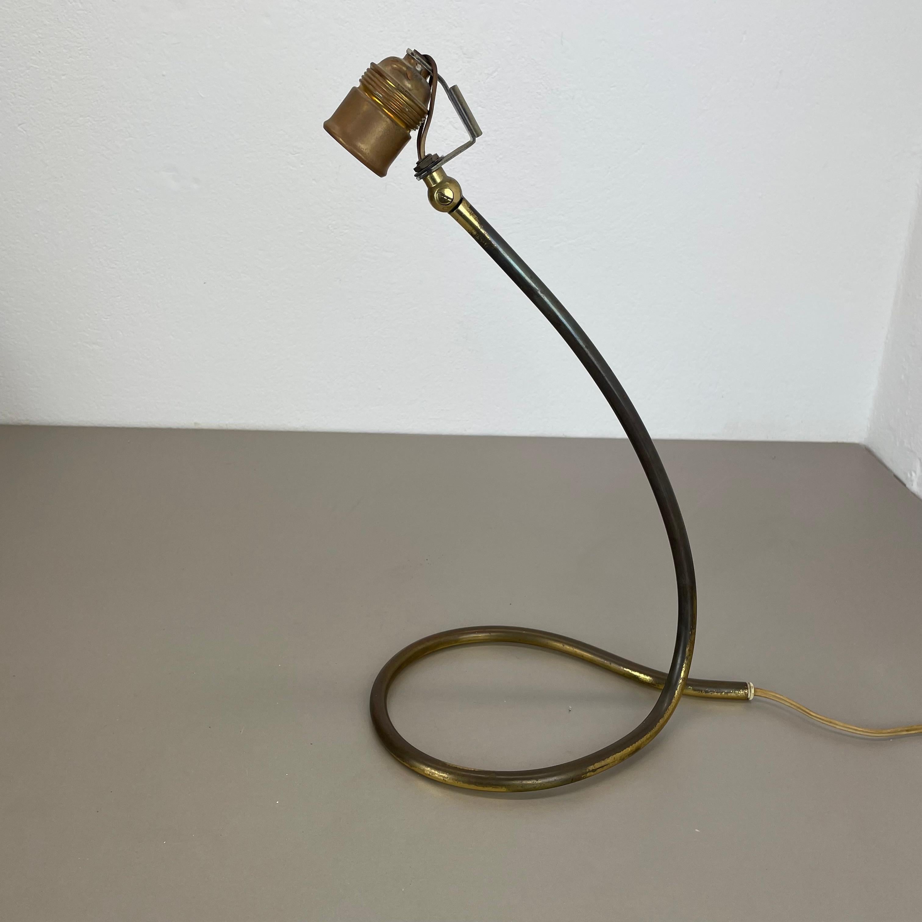 Lampe de table moderne du milieu du siècle en laiton bouclé par J.T. Kalmar attribuée à l'Autriche, années 1950 en vente 3