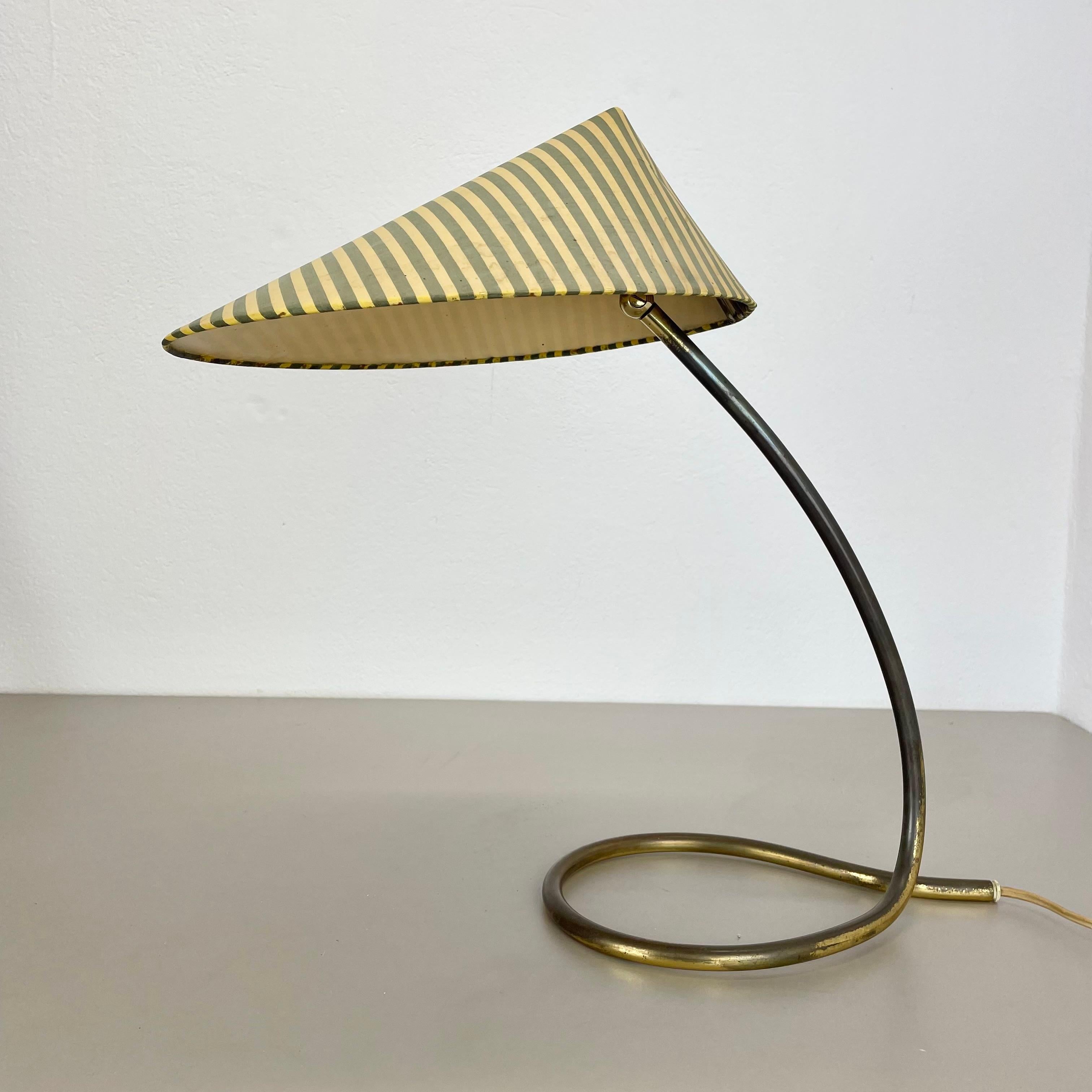 Article :

lampe de table


Origine :

Autriche


Design/One :


attribué à J. T. KALMAR


Âge :

1950s


Cette lampe de table vintage originale a été conçue et produite dans les années 1950 en Autriche par J.T. KALMAR (attribué). L'élément de stand