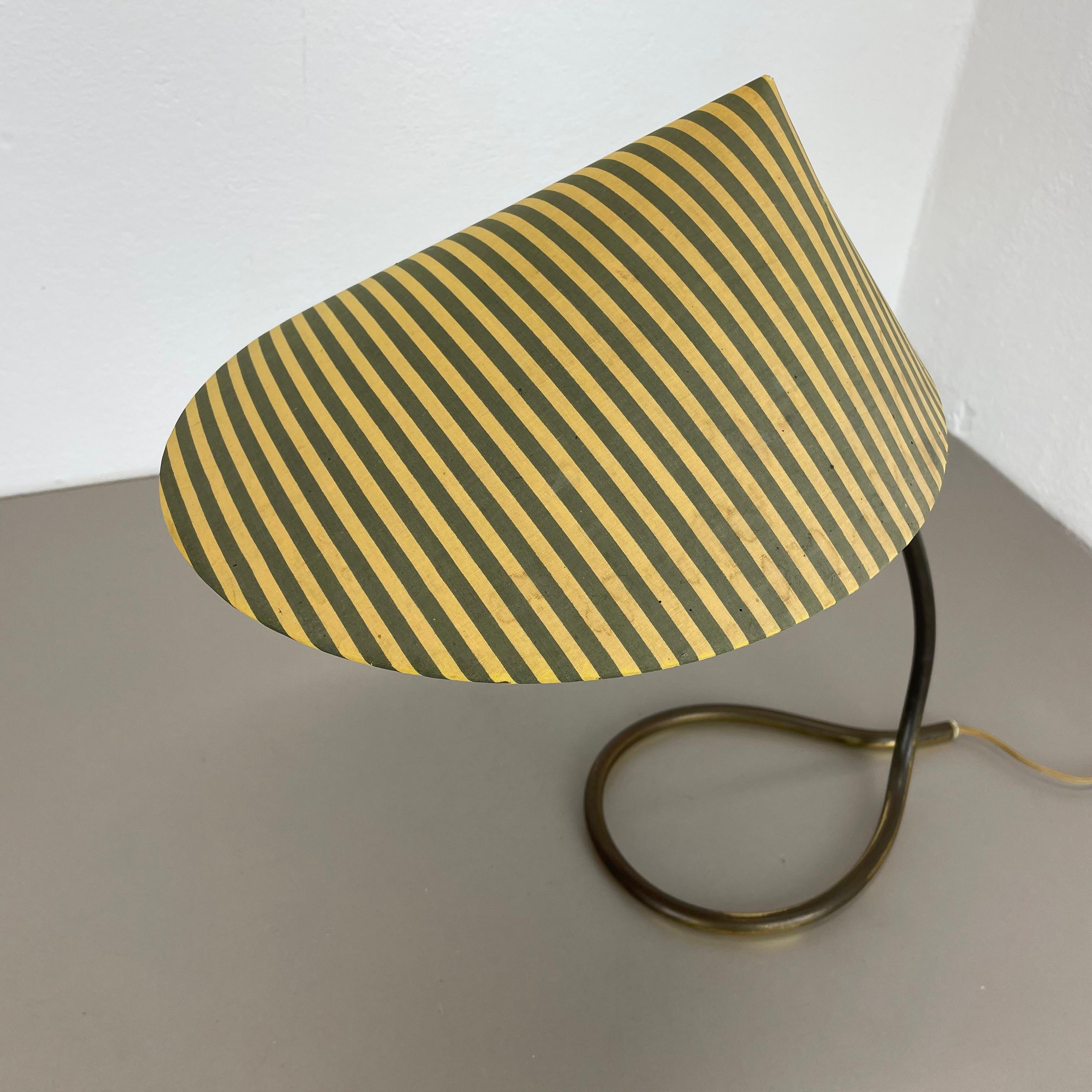 Mid-Century Modern Lampe de table moderne du milieu du siècle en laiton bouclé par J.T. Kalmar attribuée à l'Autriche, années 1950 en vente