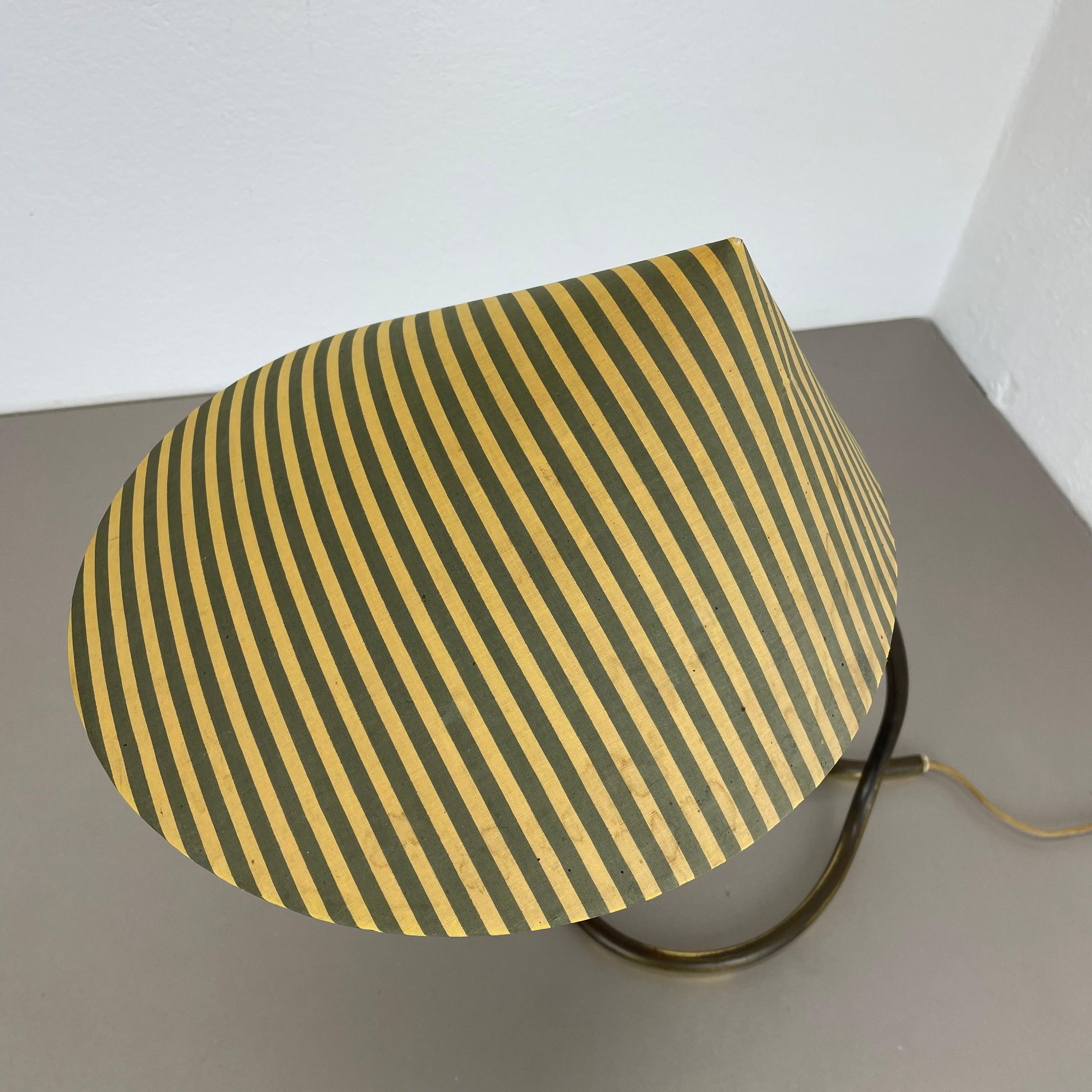 Autrichien Lampe de table moderne du milieu du siècle en laiton bouclé par J.T. Kalmar attribuée à l'Autriche, années 1950 en vente