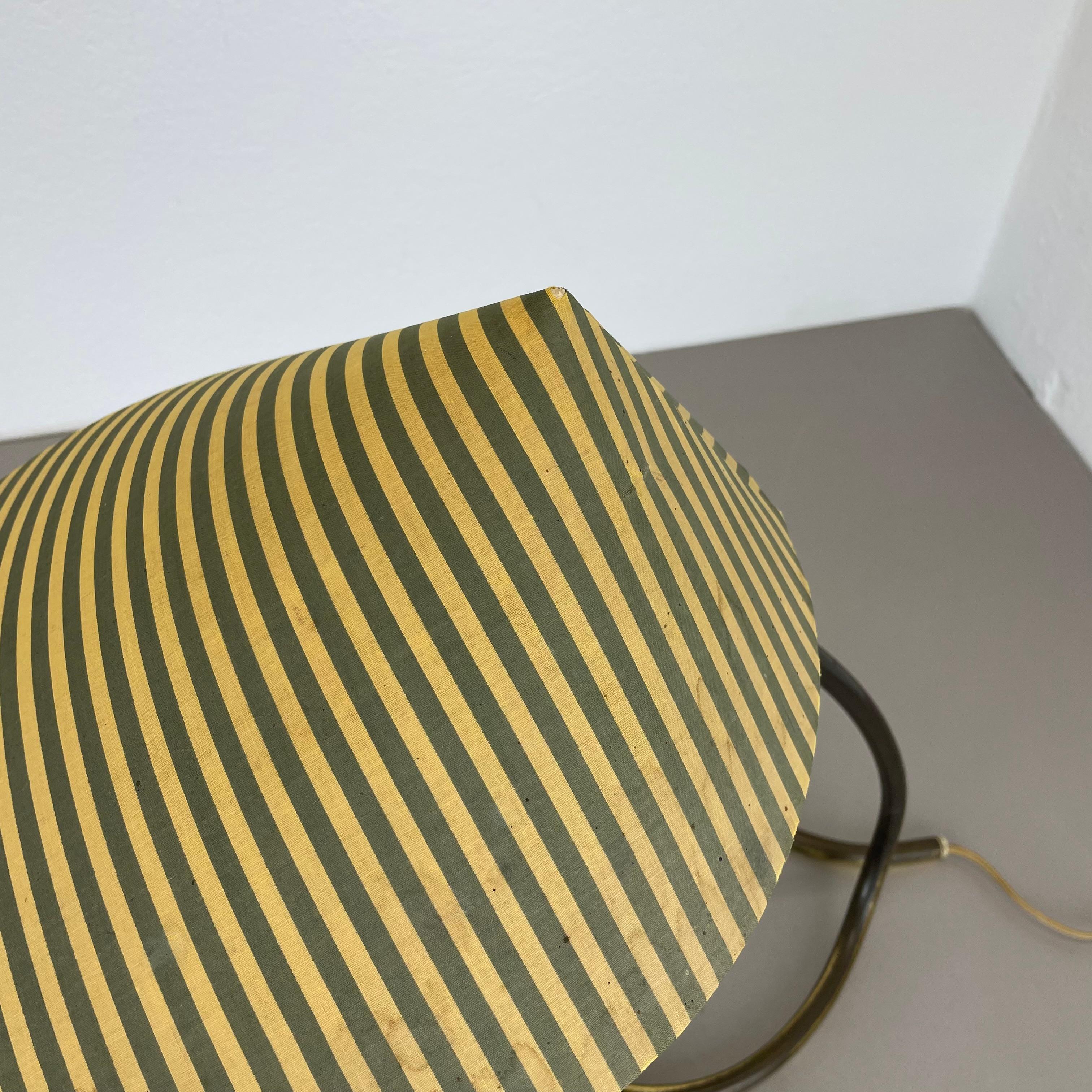 Lampe de table moderne du milieu du siècle en laiton bouclé par J.T. Kalmar attribuée à l'Autriche, années 1950 État moyen - En vente à Kirchlengern, DE
