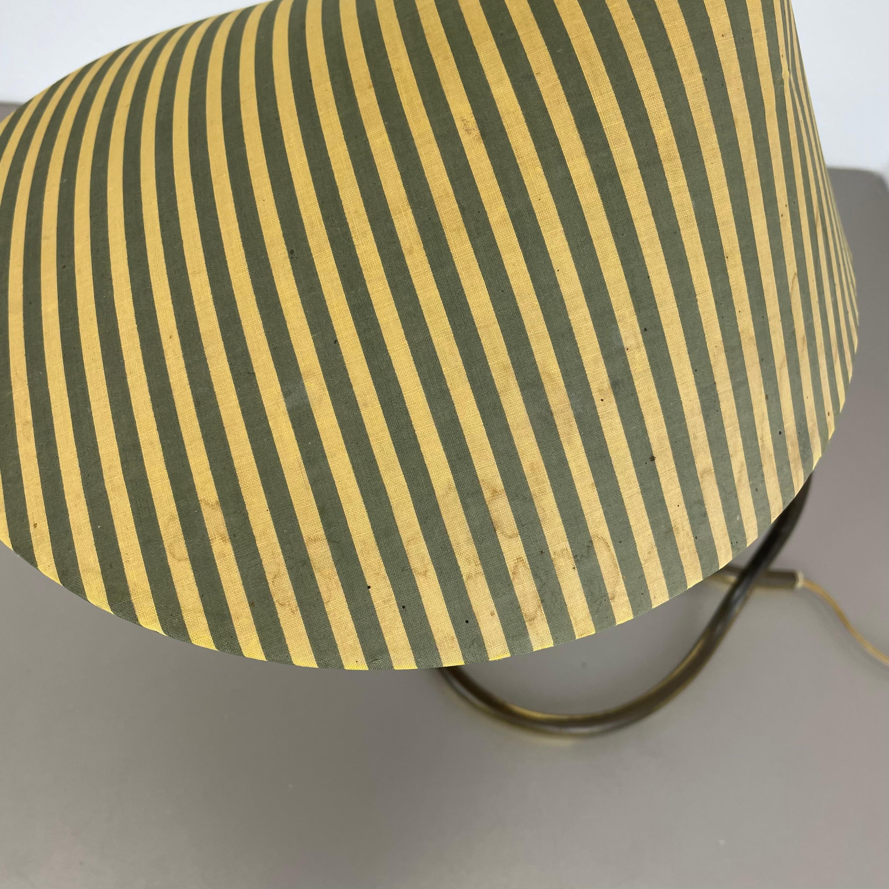 20ième siècle Lampe de table moderne du milieu du siècle en laiton bouclé par J.T. Kalmar attribuée à l'Autriche, années 1950 en vente