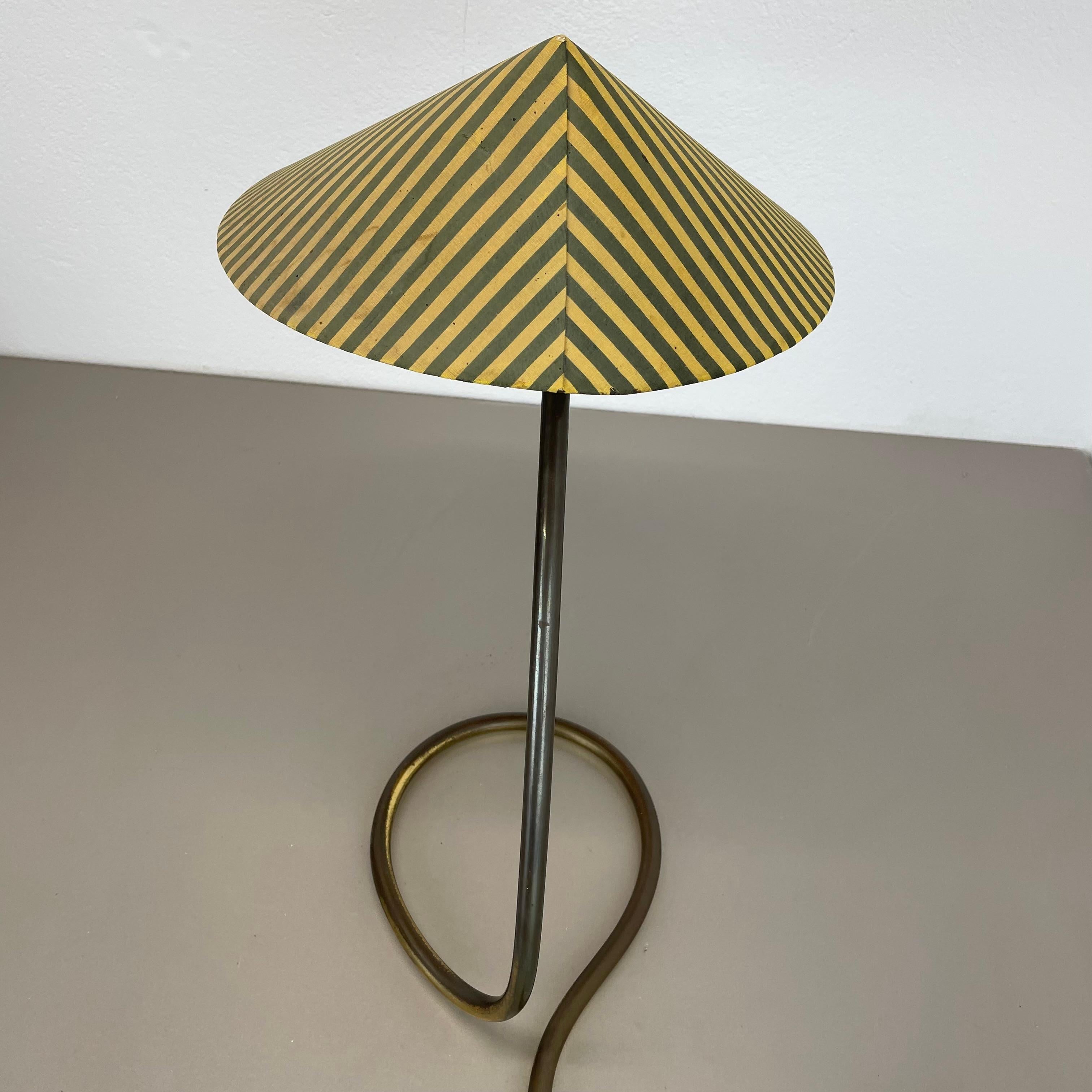 Laiton Lampe de table moderne du milieu du siècle en laiton bouclé par J.T. Kalmar attribuée à l'Autriche, années 1950 en vente