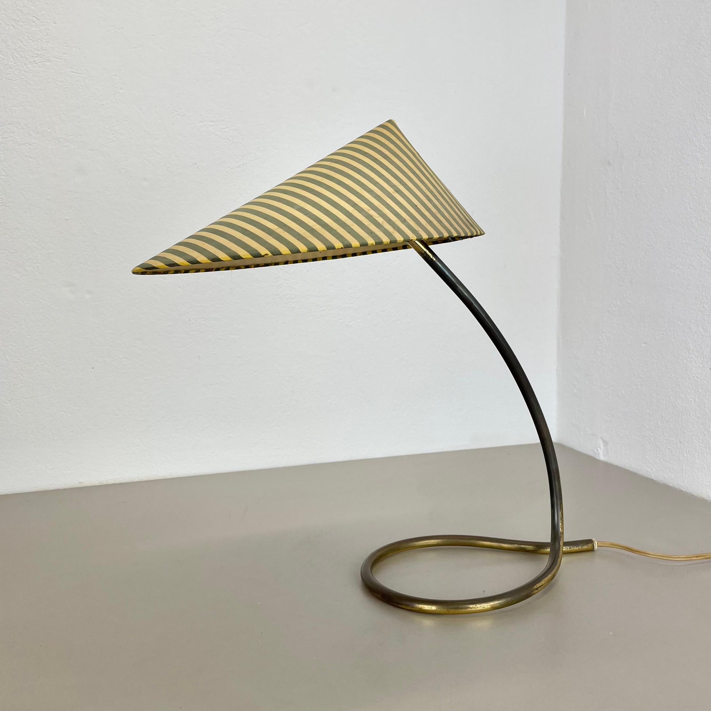 Lampe de table moderne du milieu du siècle en laiton bouclé par J.T. Kalmar attribuée à l'Autriche, années 1950 en vente 1