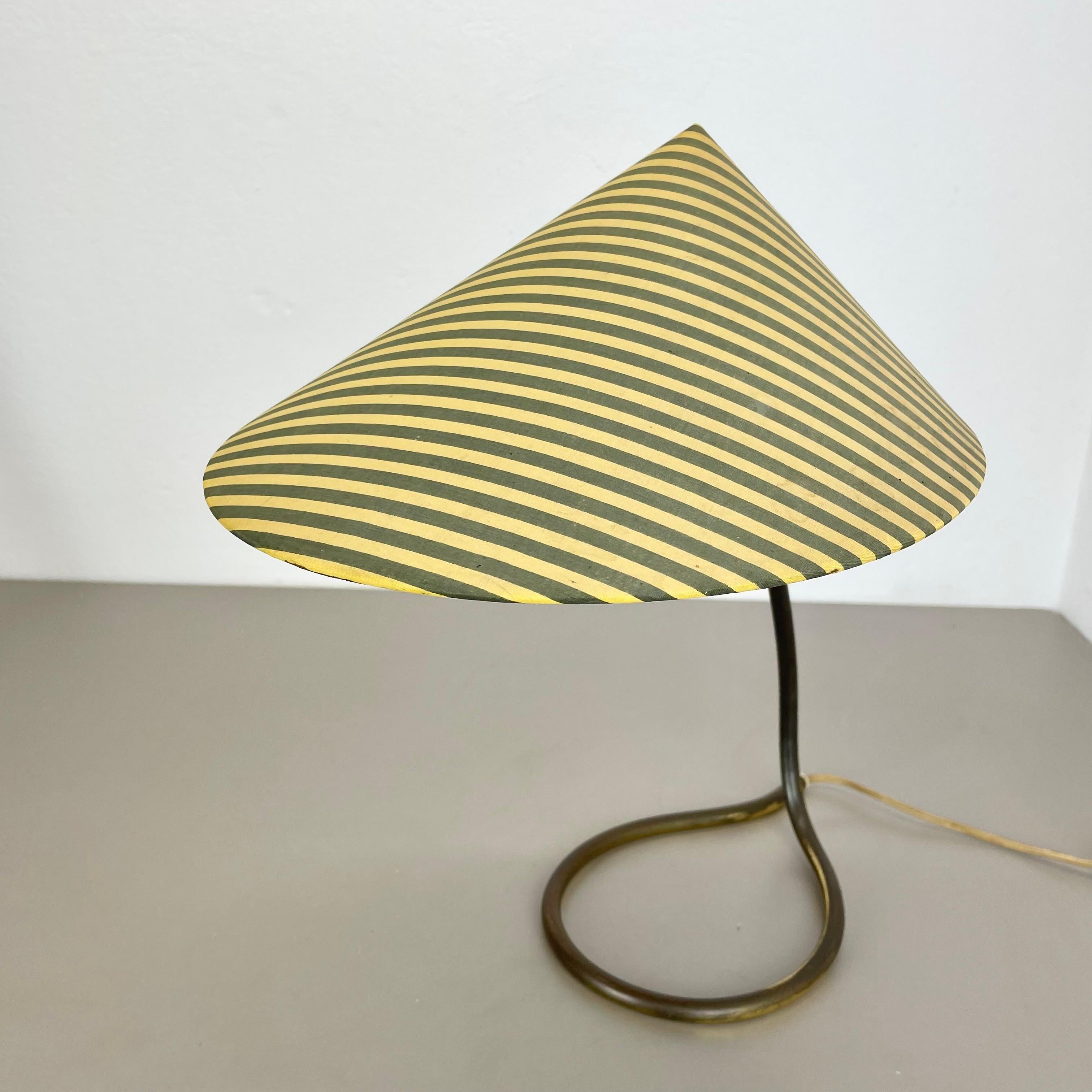 Lampe de table moderne du milieu du siècle en laiton bouclé par J.T. Kalmar attribuée à l'Autriche, années 1950 en vente 2