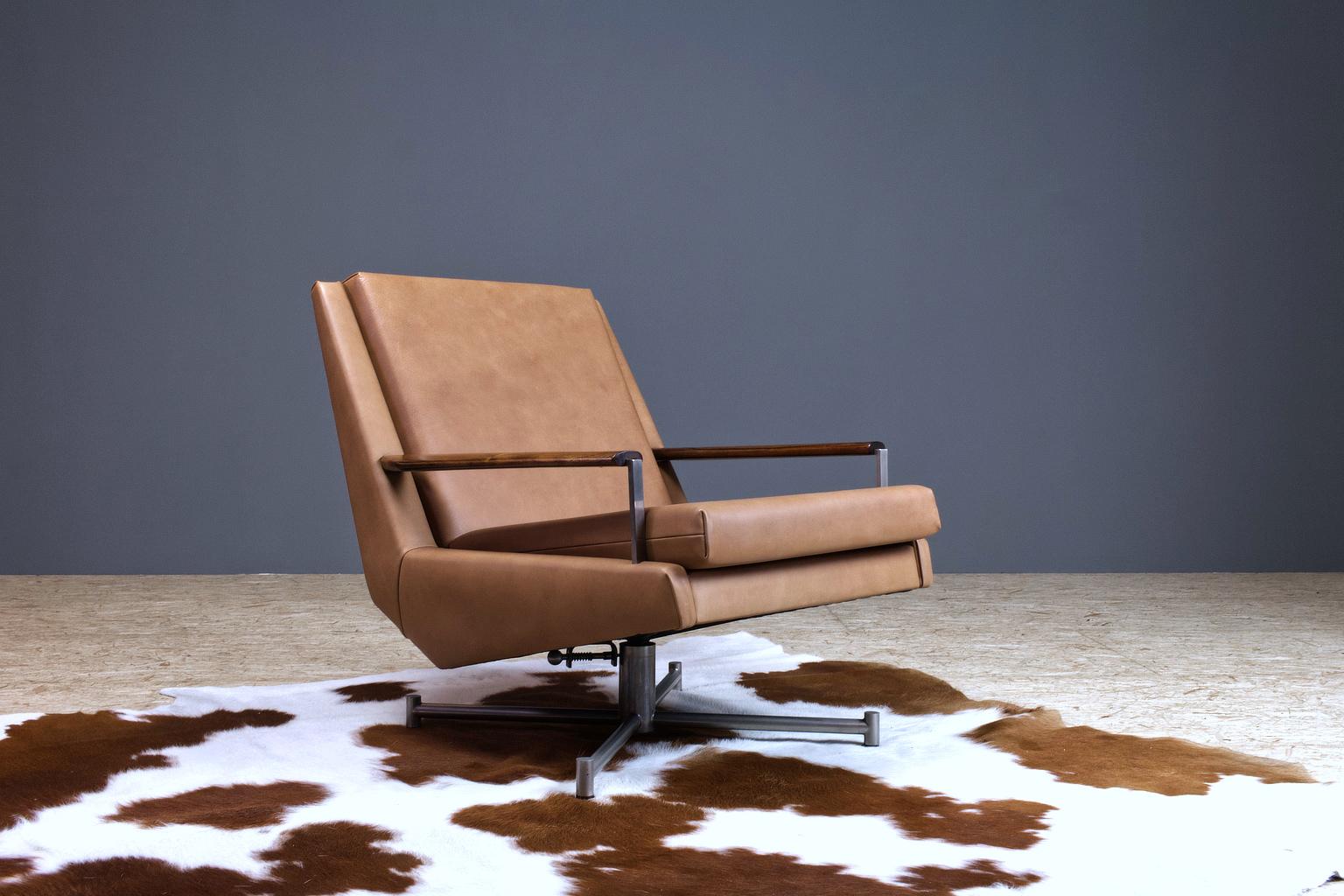 Modest yet luxurious swivel lounge chair in leather by Louis van Teeffelen for Dutch manufacturer WeBe, 1950s-1960s. Louis van Teeffelen introduced WeBe to a more Scandinavian inspired collection of which this chair with modest lines yet high