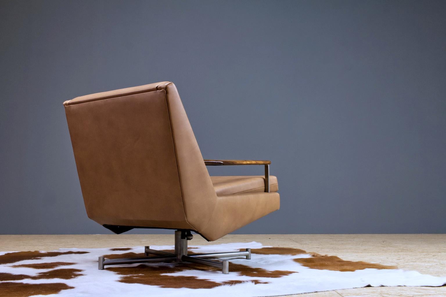Dutch Mid-Century Modern Lounge Chair by Louis Van Teeffelen in Brown Leather, 1960s For Sale