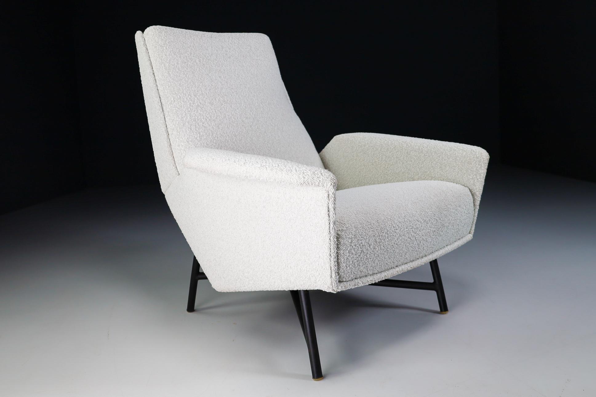 Bouclé Fauteuil de salon moderne du milieu du siècle dernier en laine bouclée rembourrée par Guy Besnard, 1959 en vente