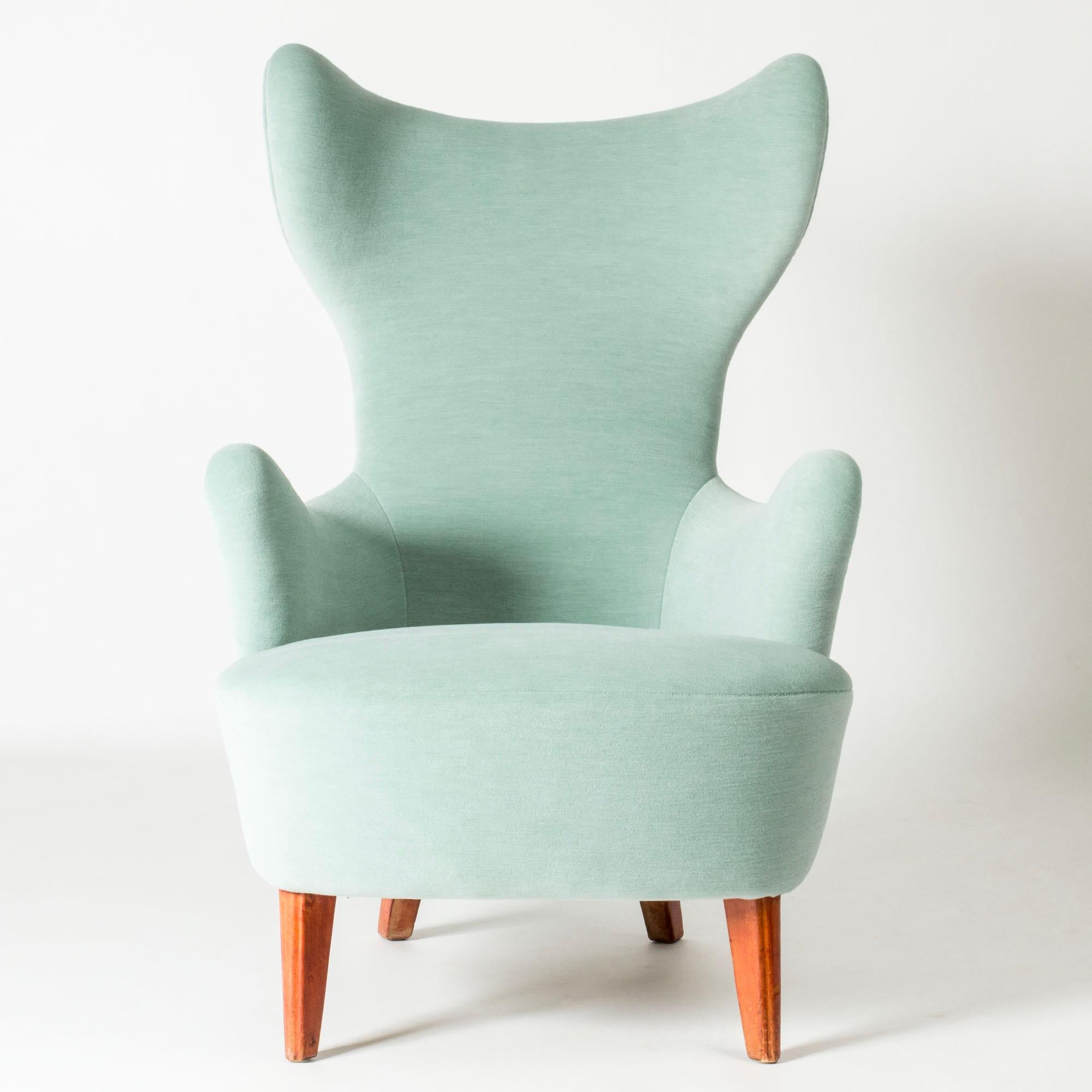 Elegant fauteuil de salon moderne suédois avec des lignes et des courbes distinctes et cool. Tapissé d'un tissu de velours menthe pâle.