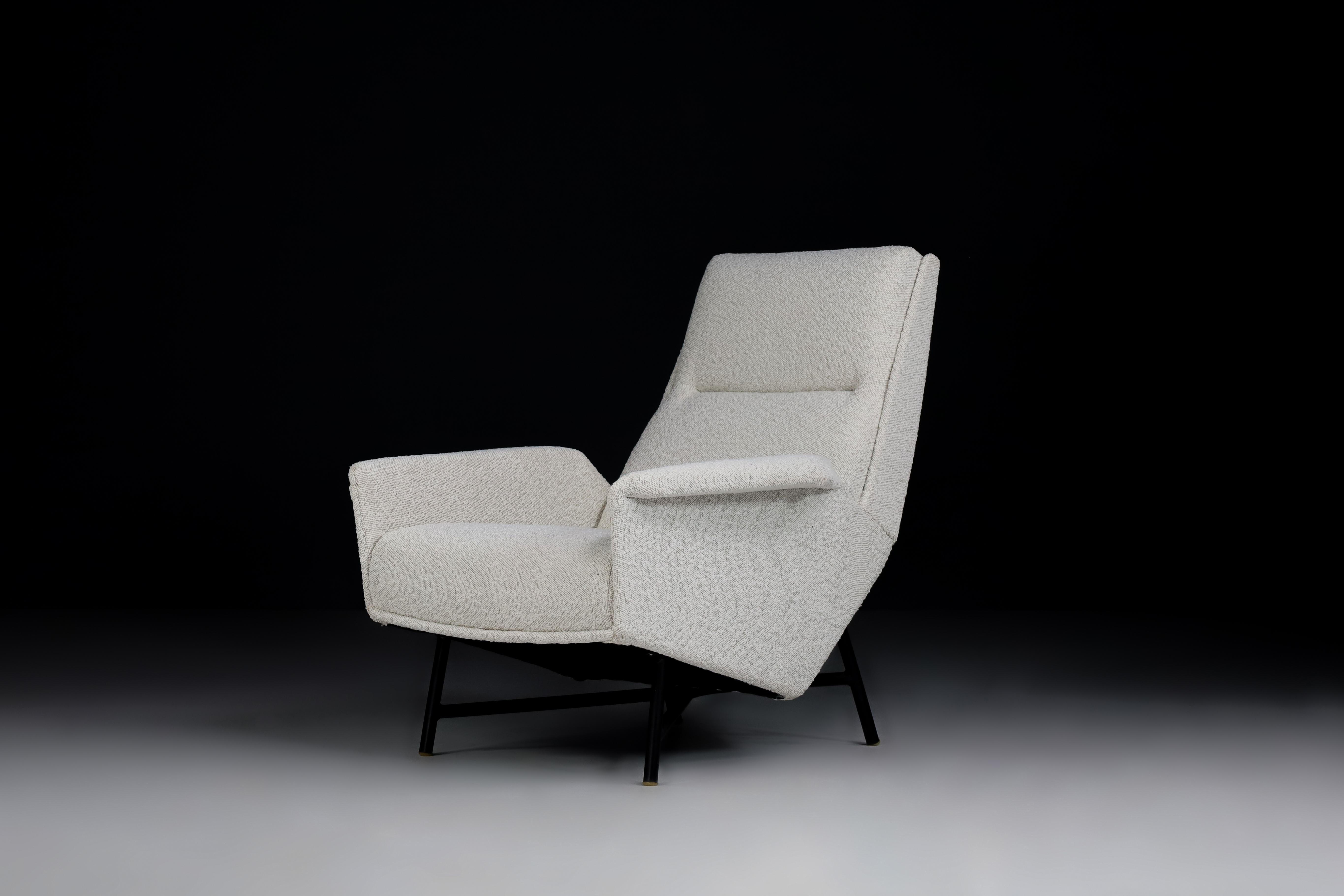 Moderne Loungesessel aus der Mitte des Jahrhunderts mit neu gepolstertem Bouclé von Guy Besnard, 1959 im Angebot 3