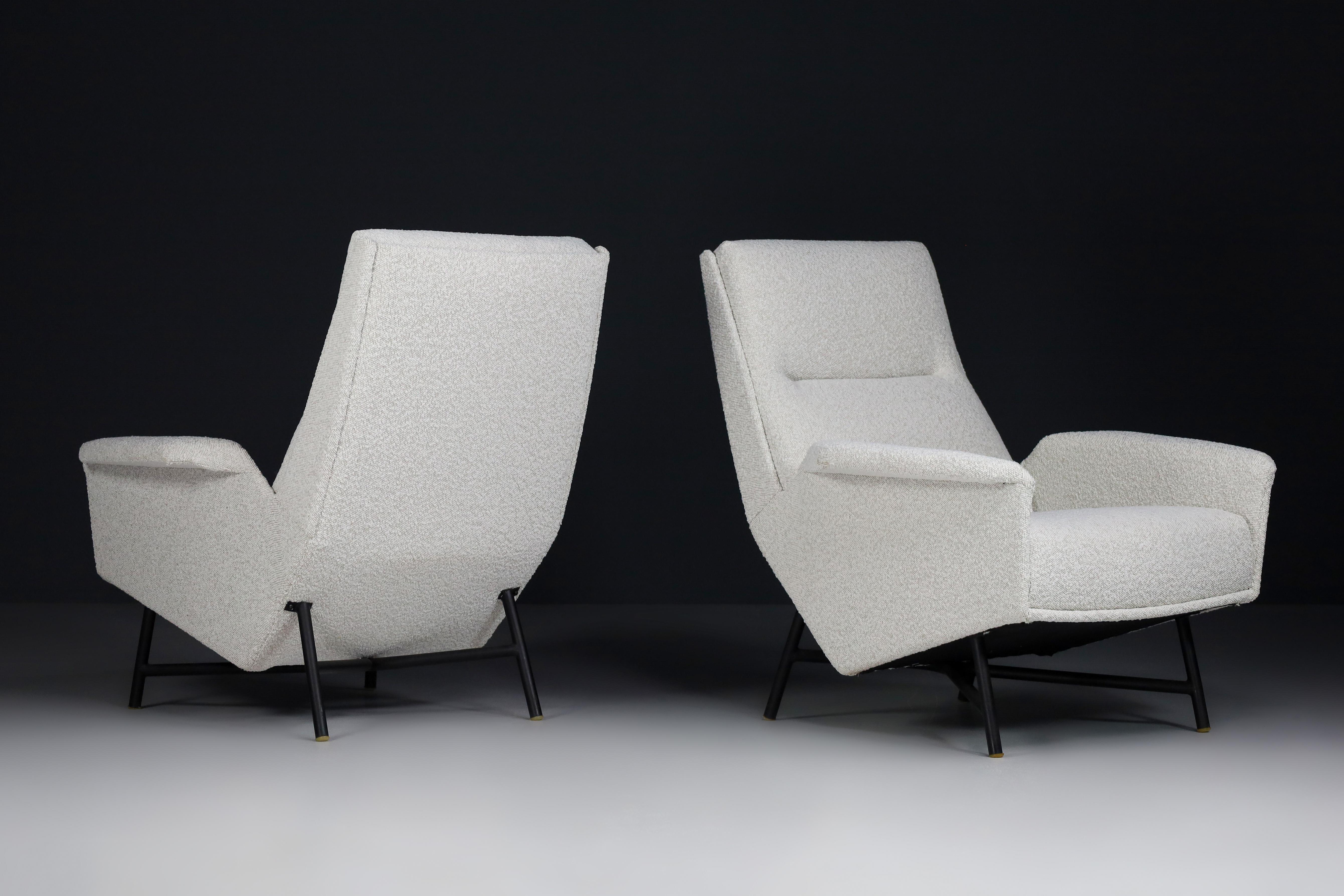 Moderne Loungesessel aus der Mitte des Jahrhunderts mit neu gepolstertem Bouclé von Guy Besnard, 1959 (Französisch) im Angebot