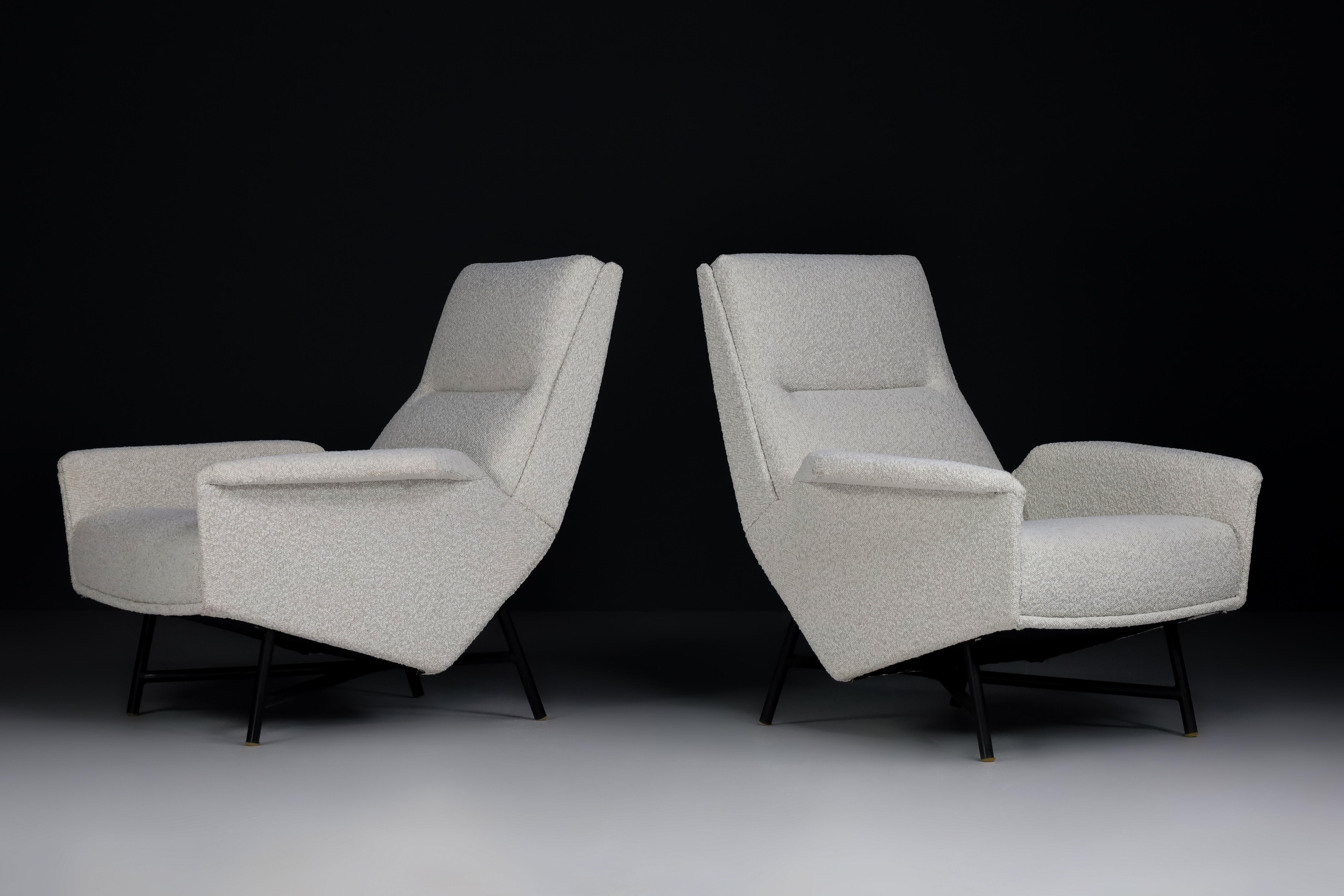 Français Fauteuils de salon modernes du milieu du siècle dernier en tissu bouclé retapissés de Guy Besnard, 1959 en vente