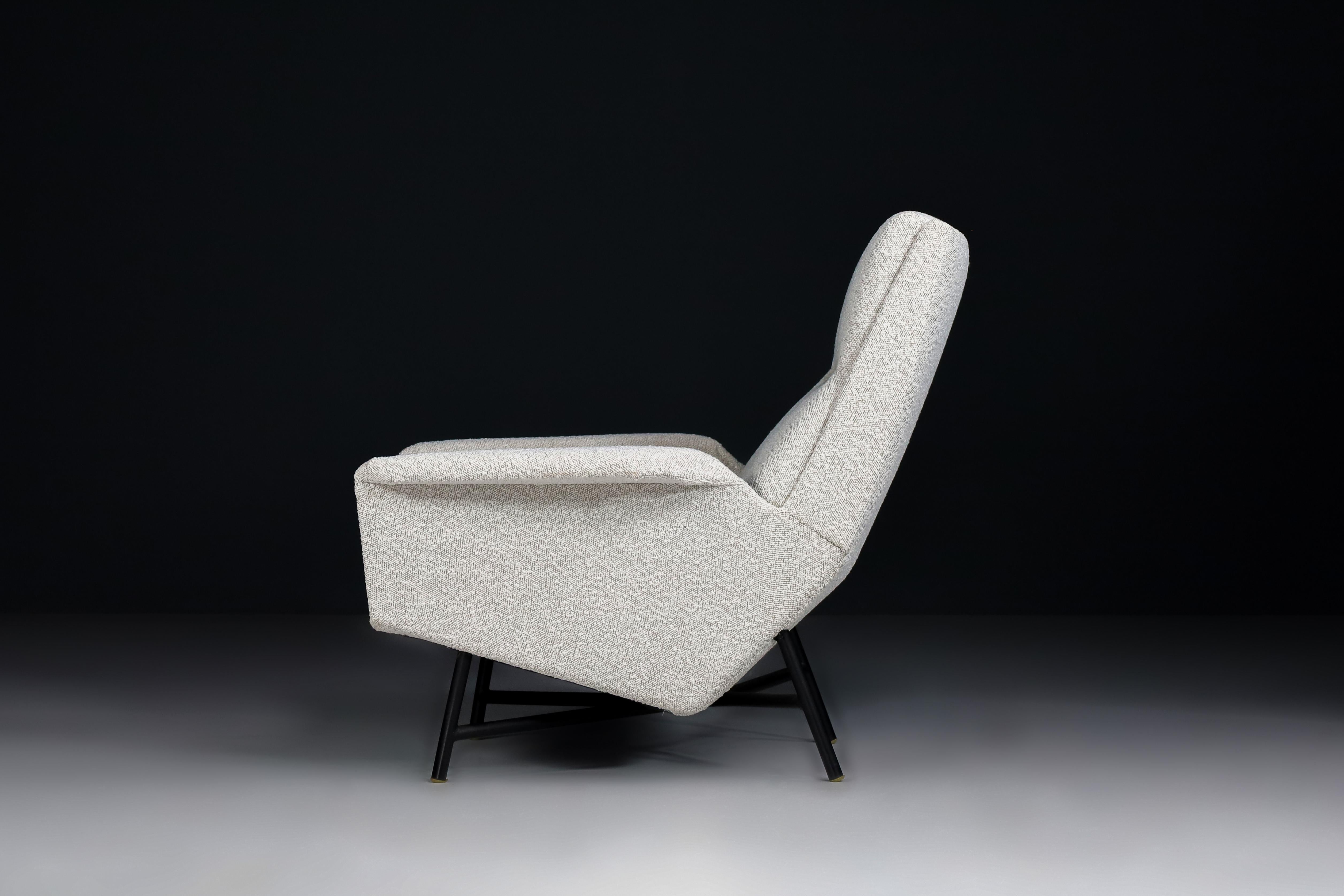 Métal Fauteuils de salon modernes du milieu du siècle dernier en tissu bouclé retapissés de Guy Besnard, 1959 en vente