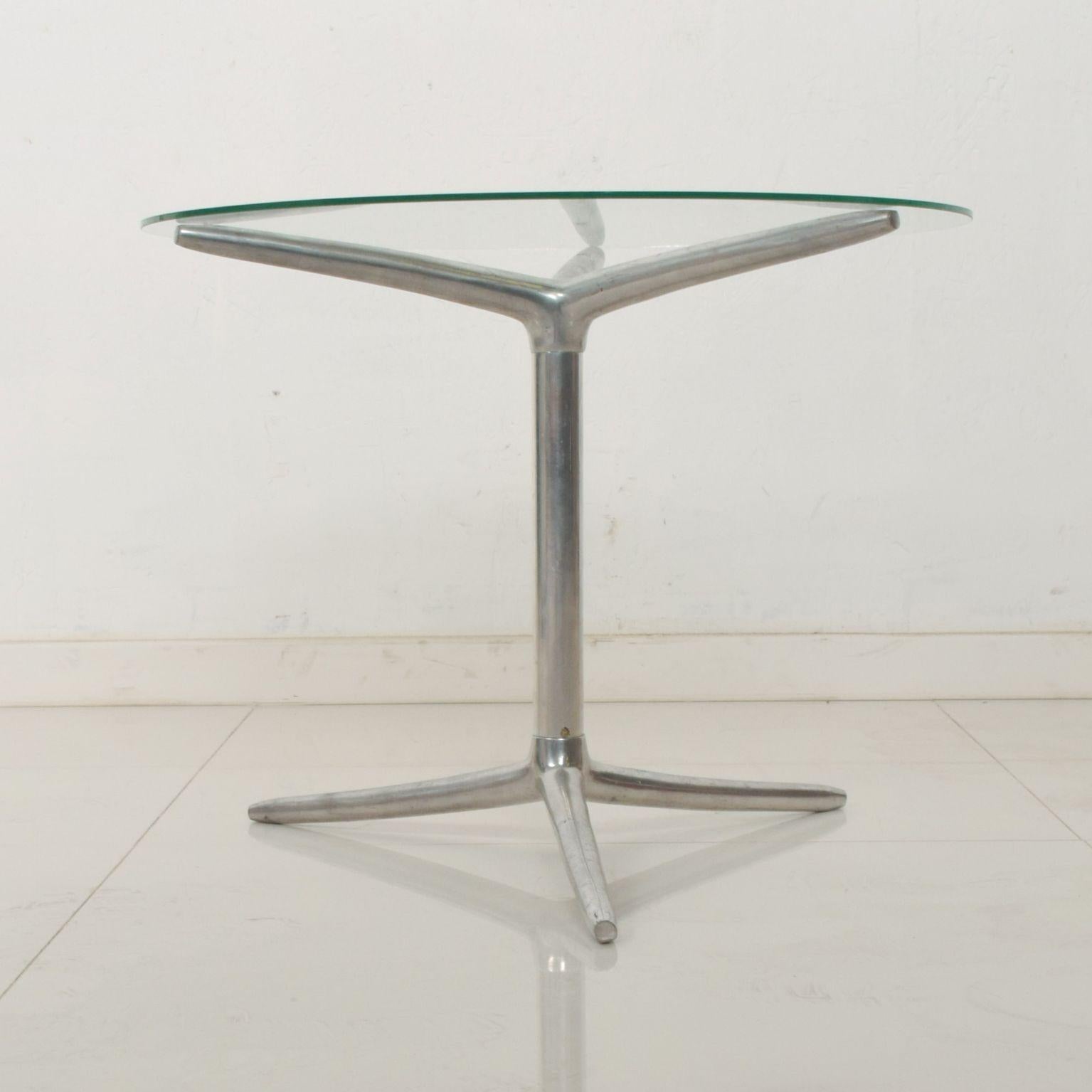 AMBIANIC offers
1970s Aluminum Tripod Side Table Round Glass Top Mid Century Modern
15.25 H x 19.25 in diameter
Original unrestored vintage preowned condition.
Refer to images.
Delivery to LA