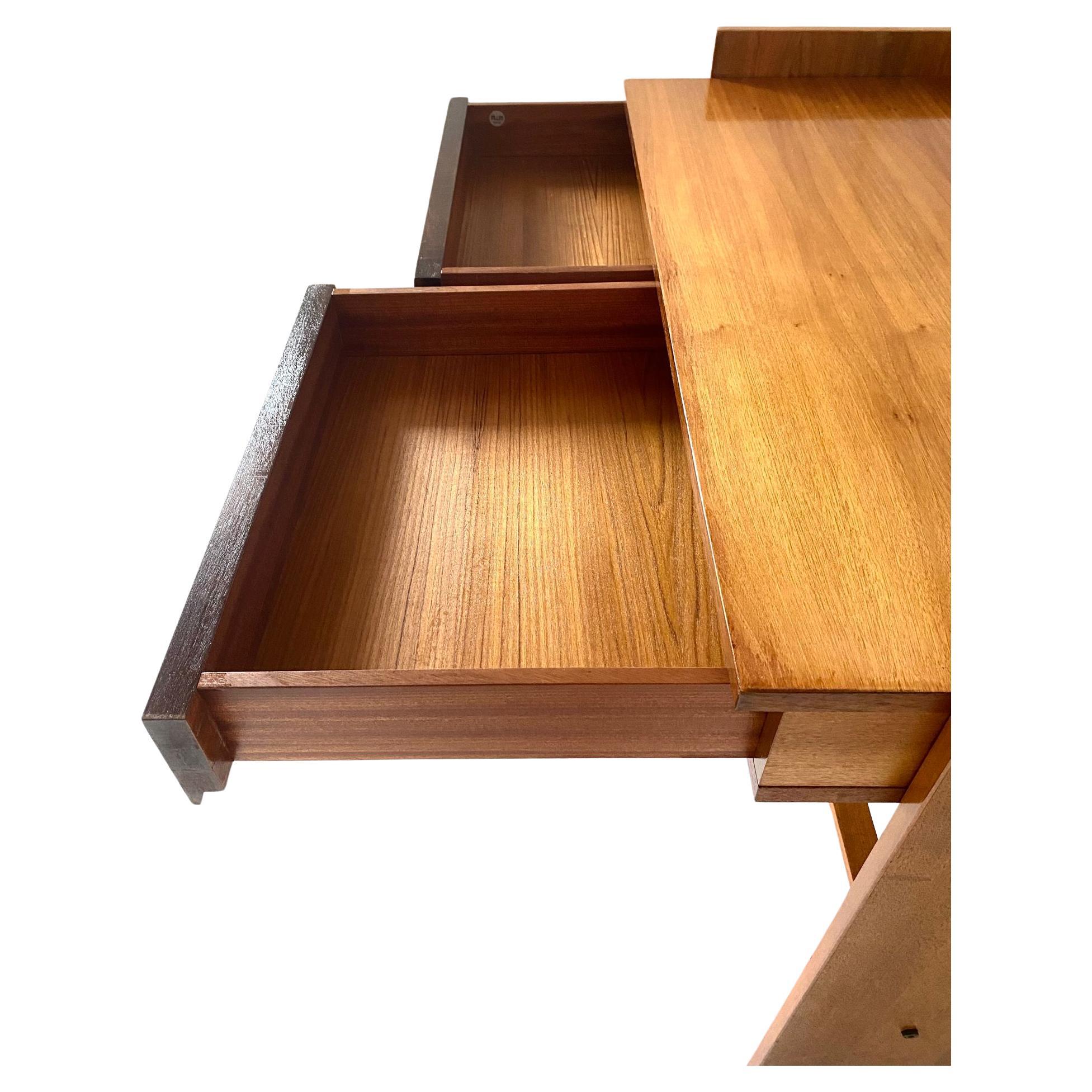 Late 20th Century Midcentury Modern MIM Roma Walnut Desk, Italy 1970 in vendita