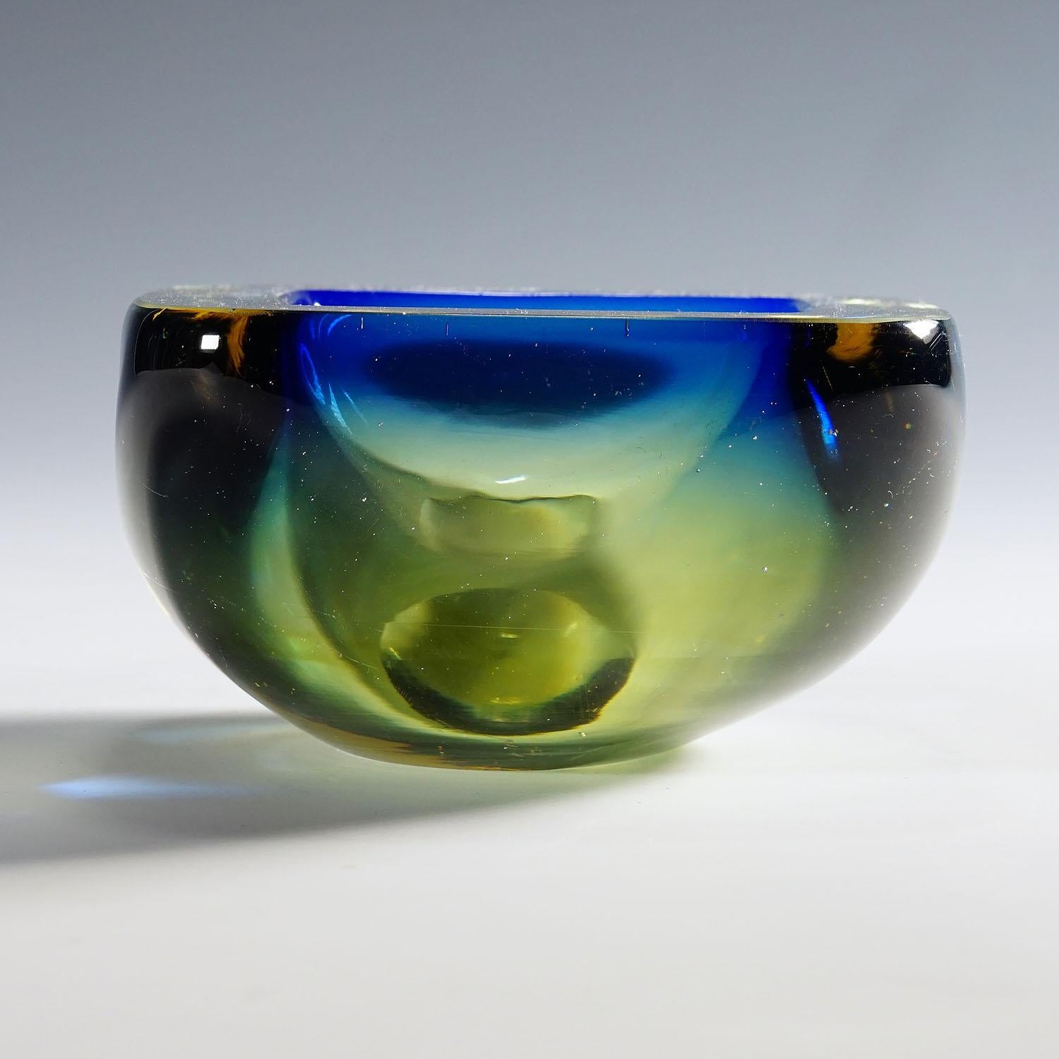 Midcentury Modern Murano Blue and Yellow Sommerso Art Glass Bowl 1960s In Good Condition For Sale In Berghuelen, DE
