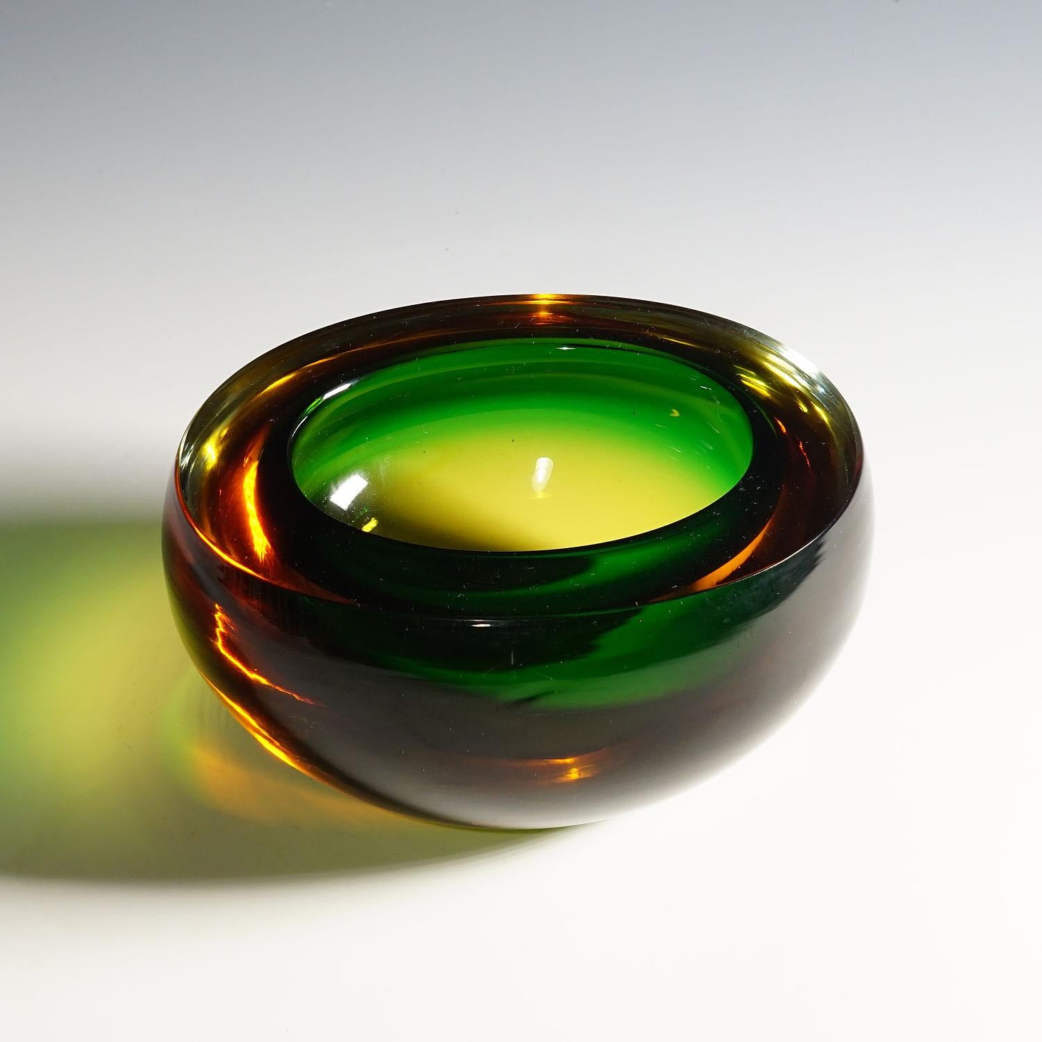 Midcentury Modern Murano Green and Amber Sommerso Art Glass Bowl 1960s

A heavy Murano sommerso glass bowl manufactured by Vetreria Archimede Seguso circa 1960s. Manufactured in emerald green glass cased with a thick amber glass overlay. Weight 4.84