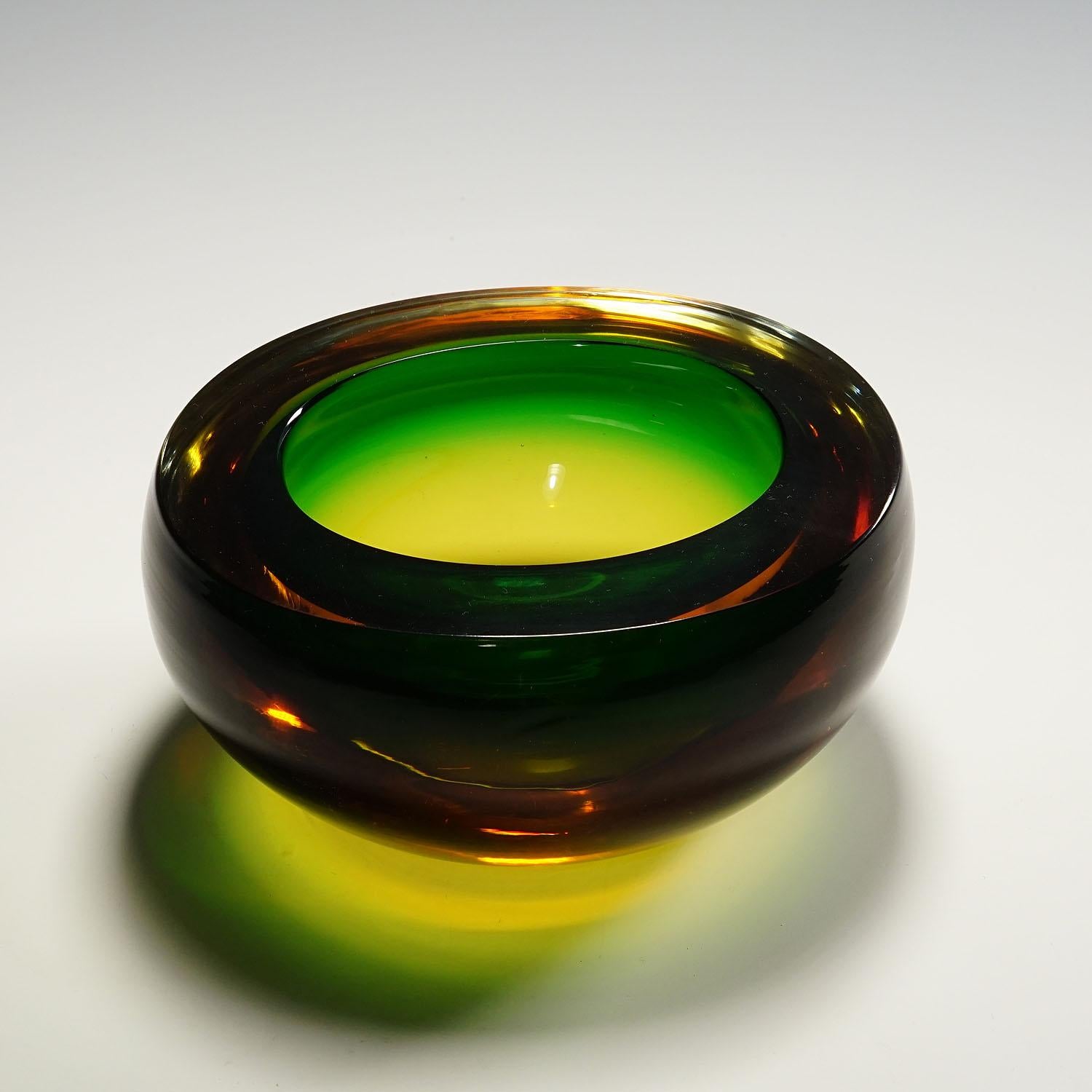 Midcentury Modern Murano Green and Amber Sommerso Art Glass Bowl 1960s (Moderne der Mitte des Jahrhunderts) im Angebot