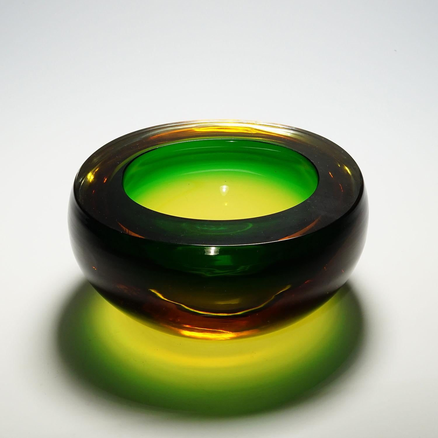 Hand-Crafted Midcentury Modern Murano Green and Amber Sommerso Art Glass Bowl 1960s For Sale