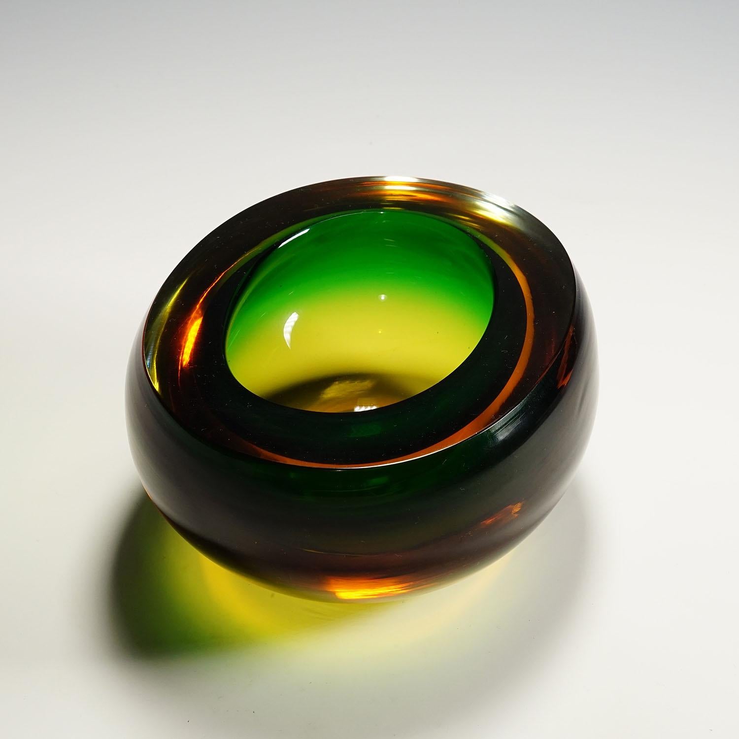 Midcentury Modern Murano Green and Amber Sommerso Art Glass Bowl 1960s In Good Condition For Sale In Berghuelen, DE