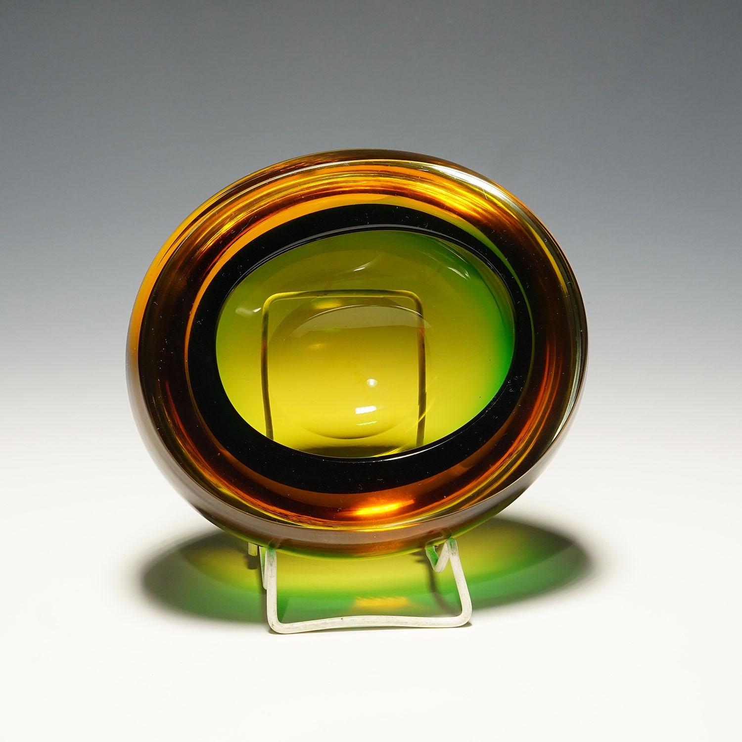 20th Century Midcentury Modern Murano Green and Amber Sommerso Art Glass Bowl 1960s For Sale