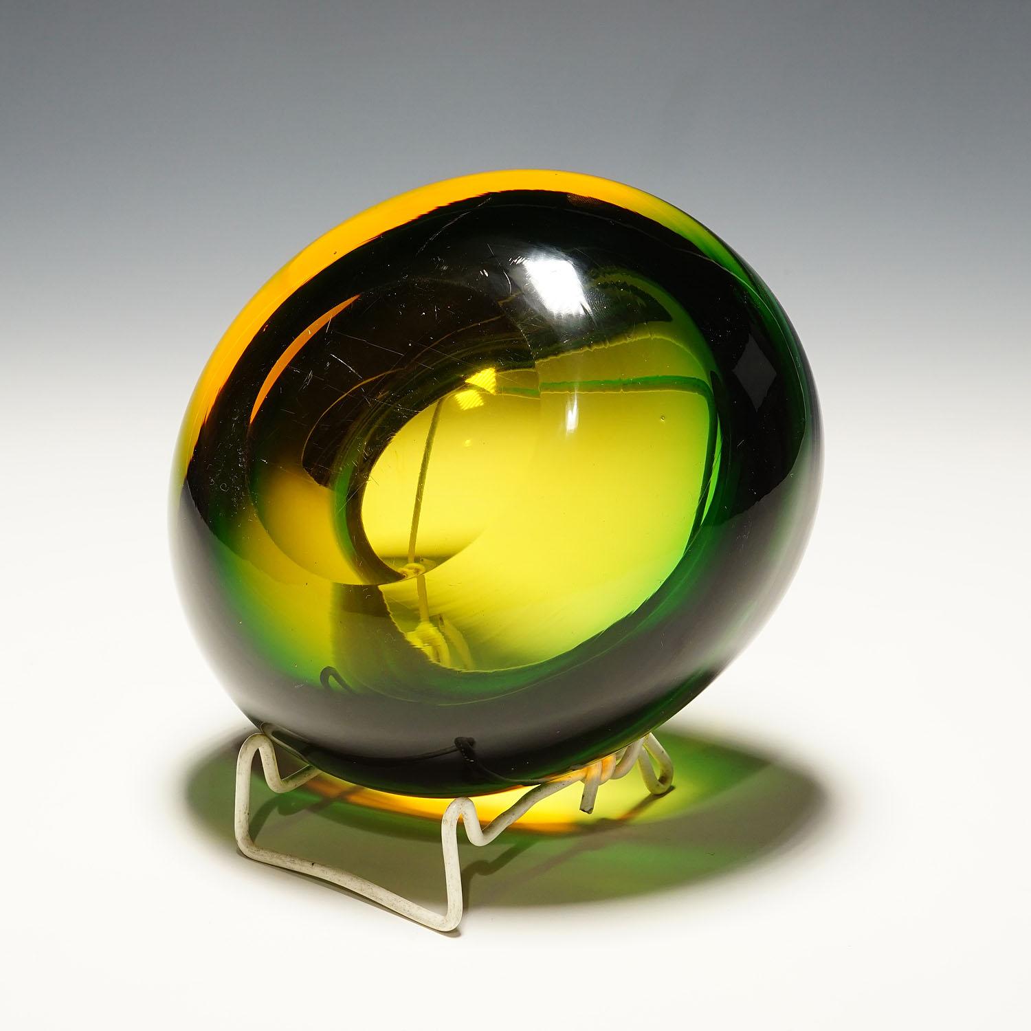 Verre d'art Bol en verre d'art Sommerso vert et ambre de Murano, mi-siècle moderne, années 1960 en vente