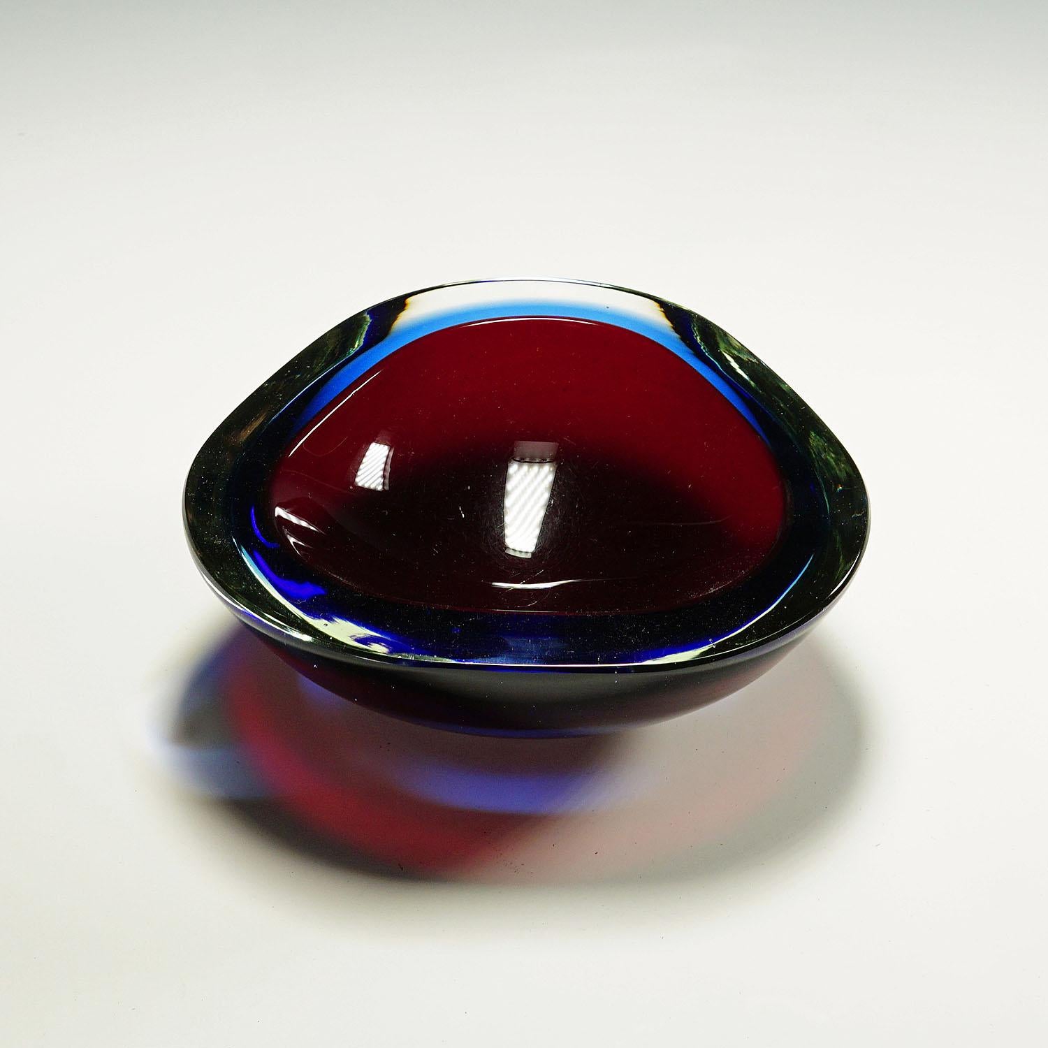 Mid-Century Modern Murano Sommerso Art Glass Bowl 1960s (Italienisch) im Angebot