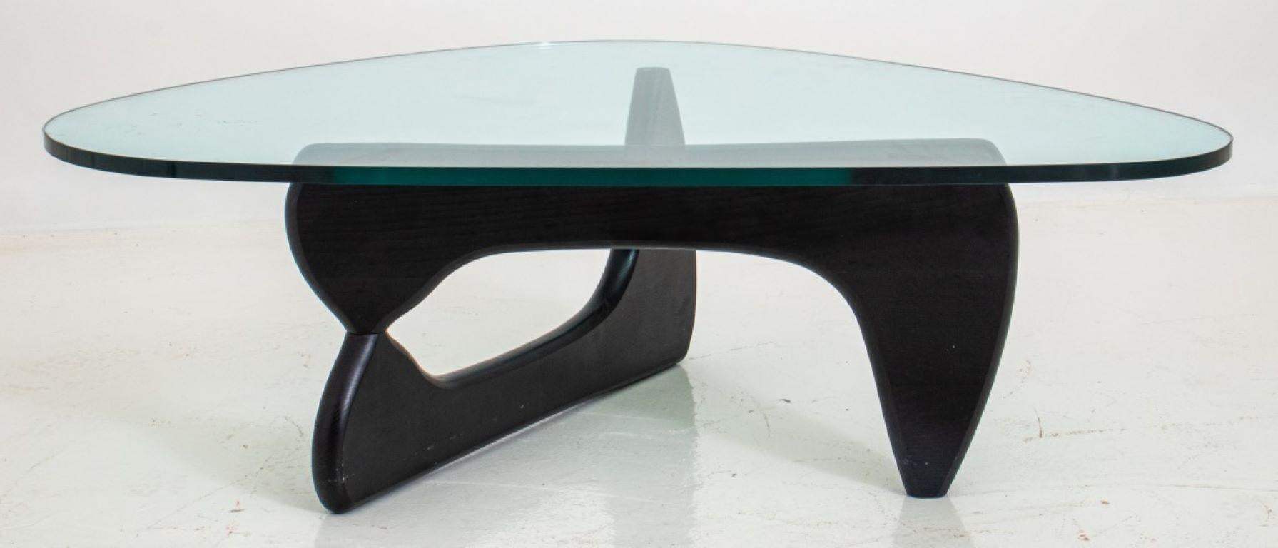 Moderner amorpher Tisch von Isamu Noguchi (Amerikaner, 1904 - 1988) aus der Mitte des Jahrhunderts. Der ebonisierte Sockel besteht aus gegenüberliegenden, klappbaren Teilen unter einer abgerundeten, elliptischen, dreieckigen Platte.  

Händler: