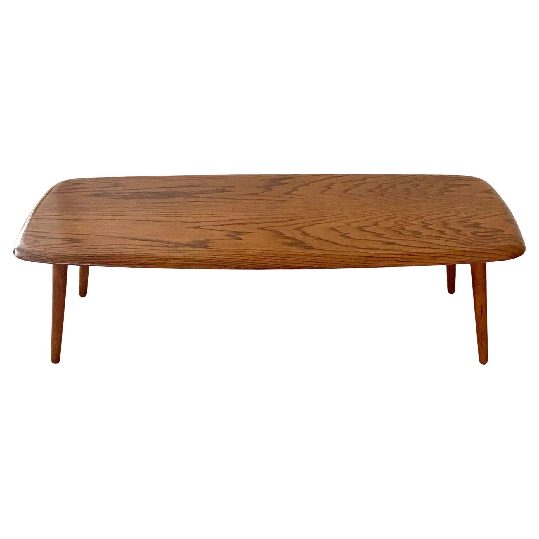 Midcentury Modern Eiche Couchtisch auf gespreizten Beinen