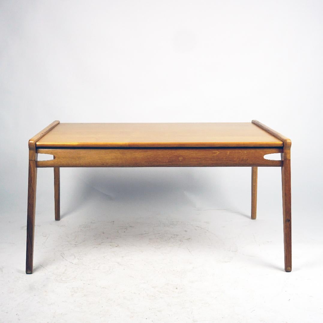 This German Midcentury Oak Hunting Coffee Table was designed by Heinz Heger and manufactured by PGH Erzgebirgisches Kunsthandwerk Annaberg Buchholz.
It features a rectangular ash table top with tapered legs and beautiful handcrafted details.Its
