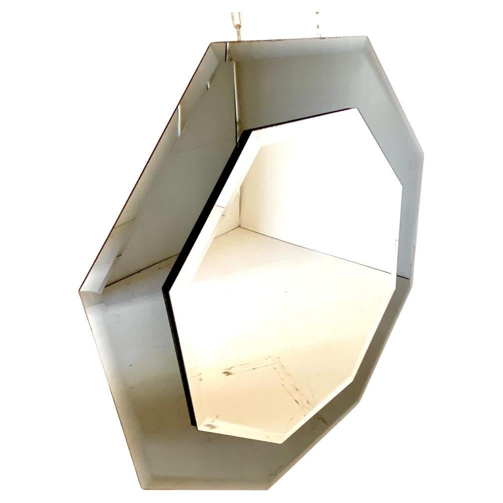 Miroir octogonal biseauté, Italie, années 1960

Fabriqué en Italie dans les années 1960, il présente une double couche biseautée de verre miroir, l'une claire et l'autre fumée, qui crée une profondeur visuelle raffinée et un contraste sophistiqué.