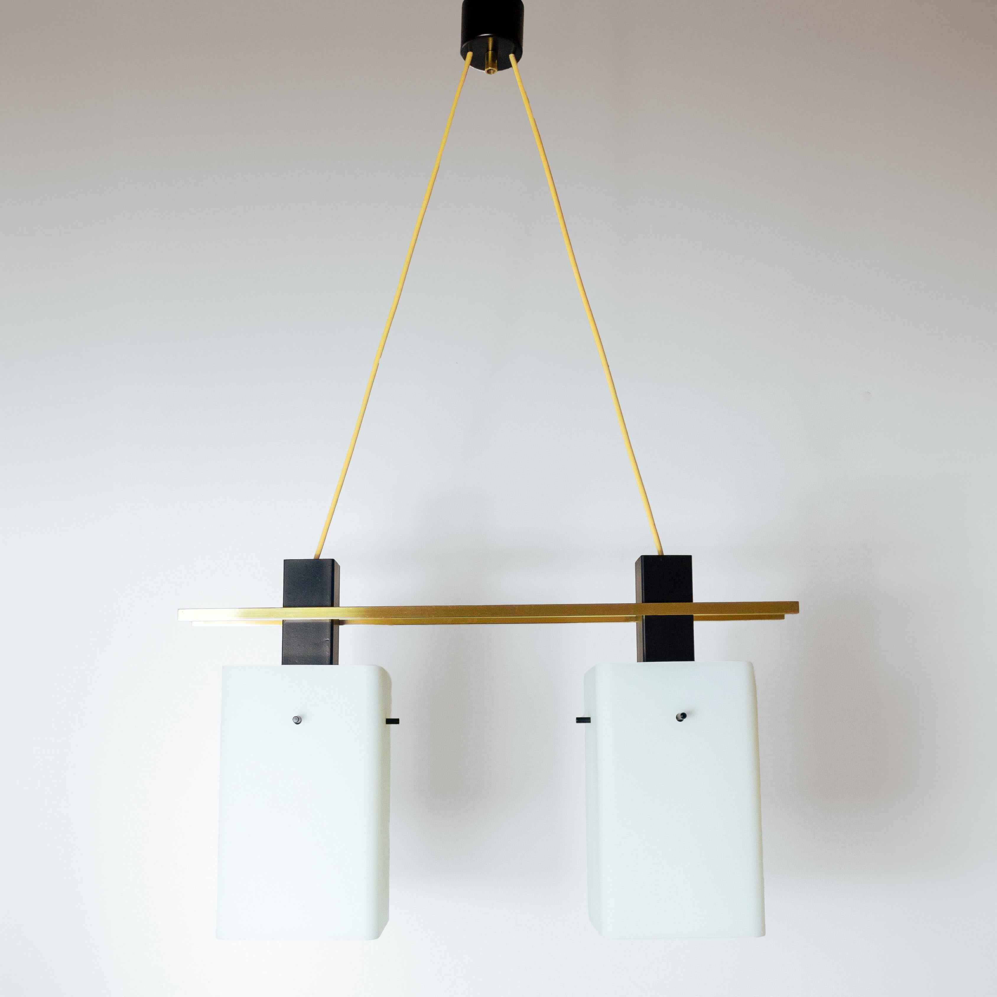 Mid-Century moderno Lampadario moderno di metà secolo in ottone e oplaine, Stilnovo, Italia 1950s in vendita