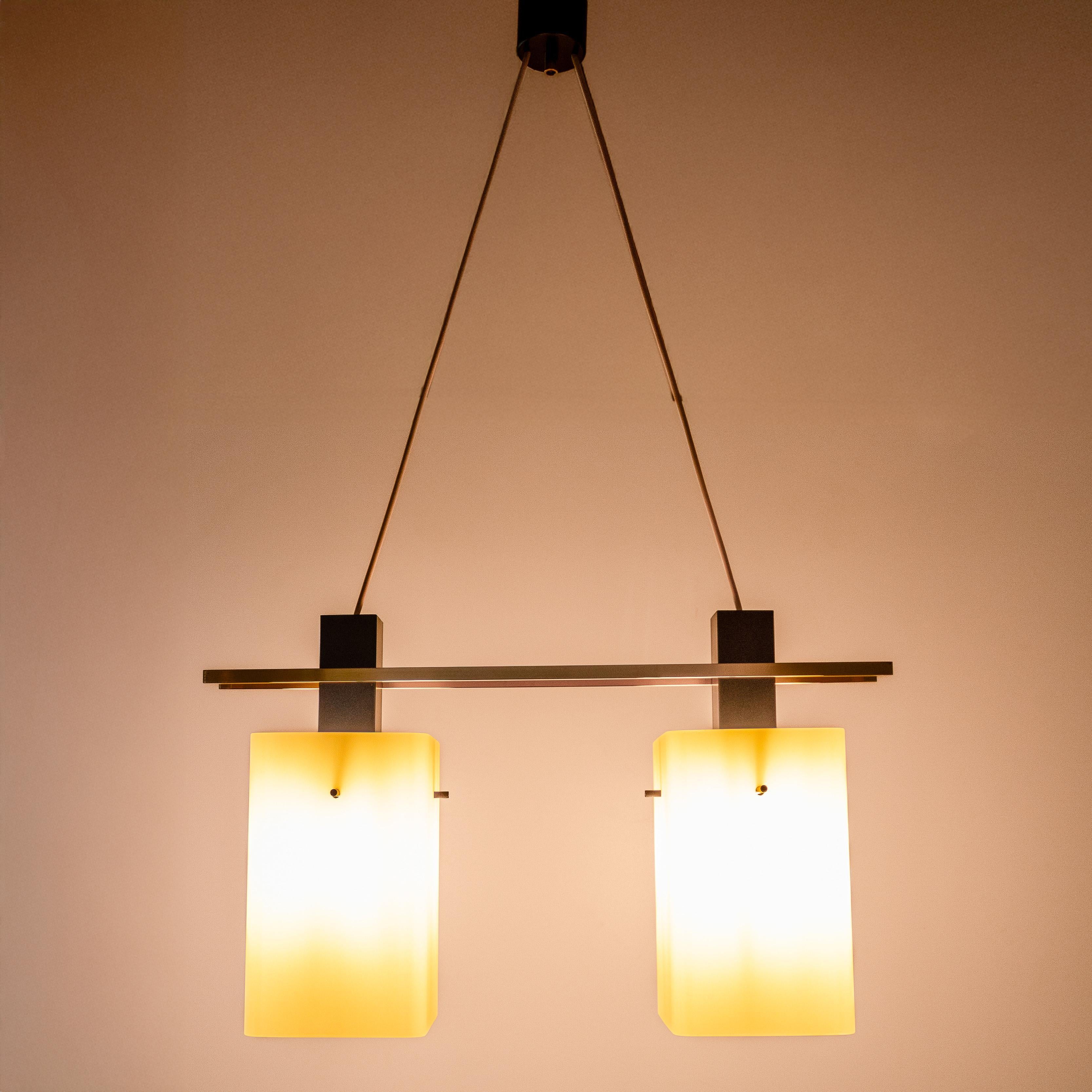Italiano Lampadario moderno di metà secolo in ottone e oplaine, Stilnovo, Italia 1950s in vendita