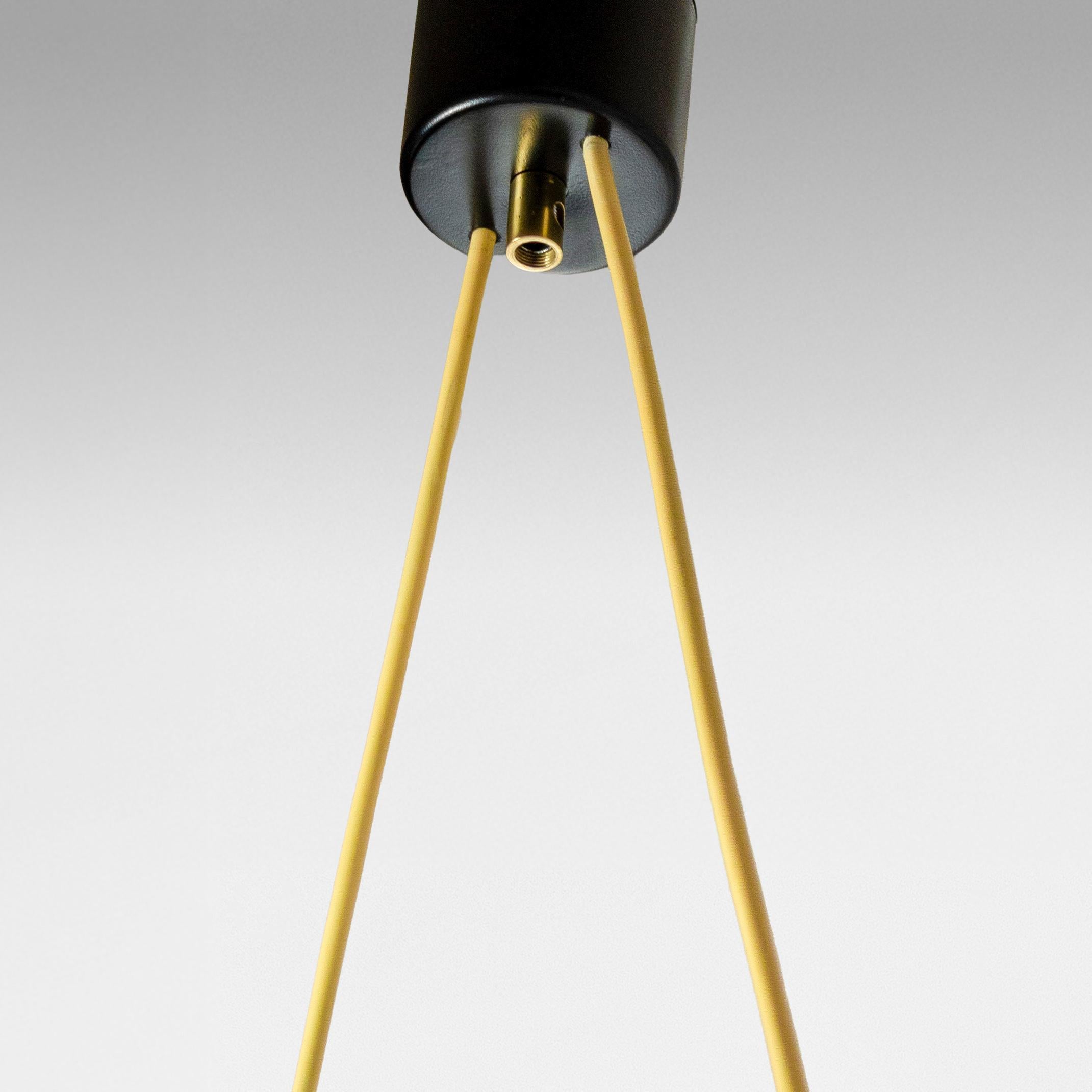 Ottone Lampadario moderno di metà secolo in ottone e oplaine, Stilnovo, Italia 1950s in vendita