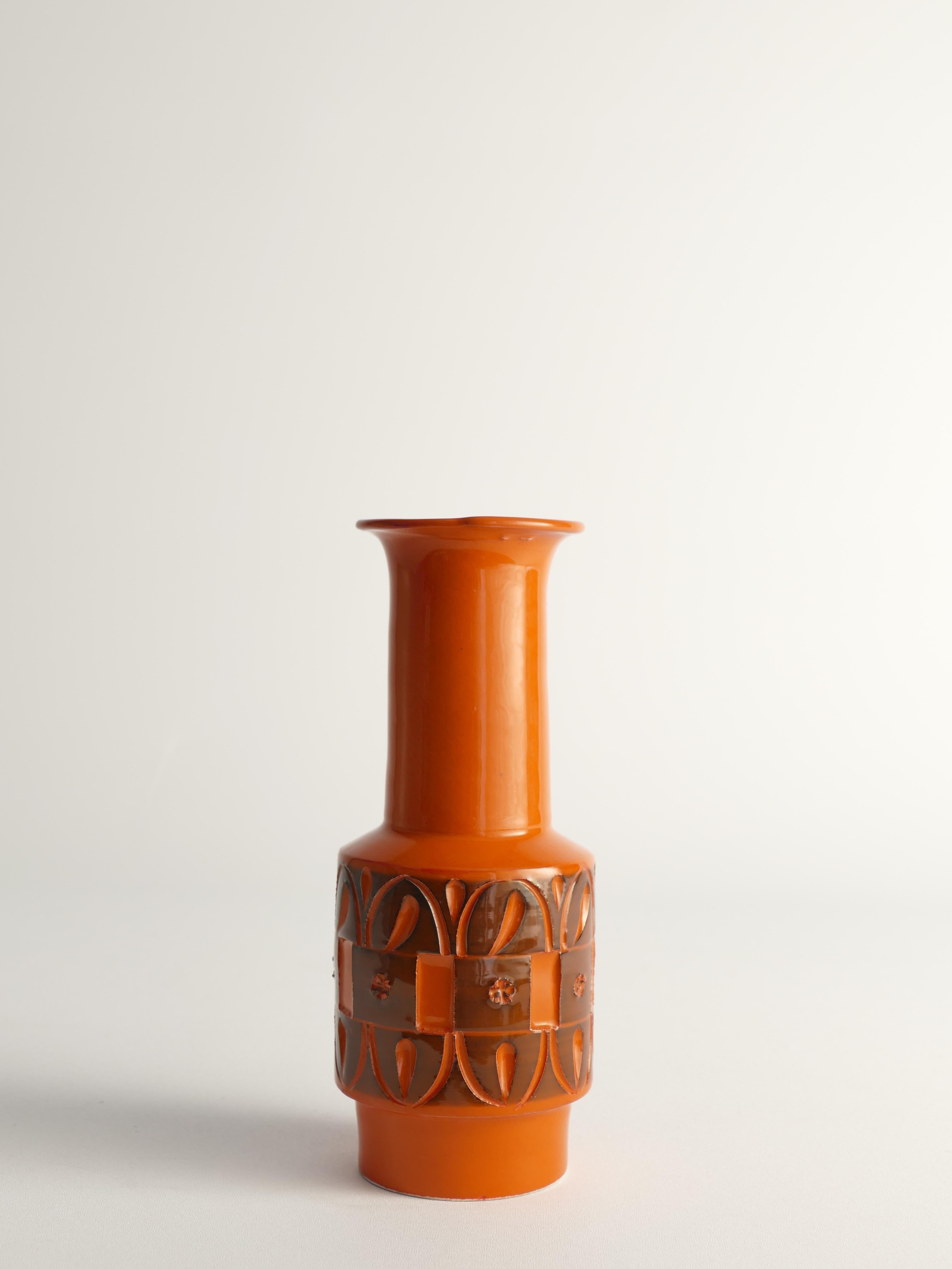 Questo vaso in gres di metà secolo, di un arancione vibrante, è un esempio dell'eccezionale maestria dei Fratelli Fanciullacci, un rinomato produttore di ceramiche italiano. Con il marchio 