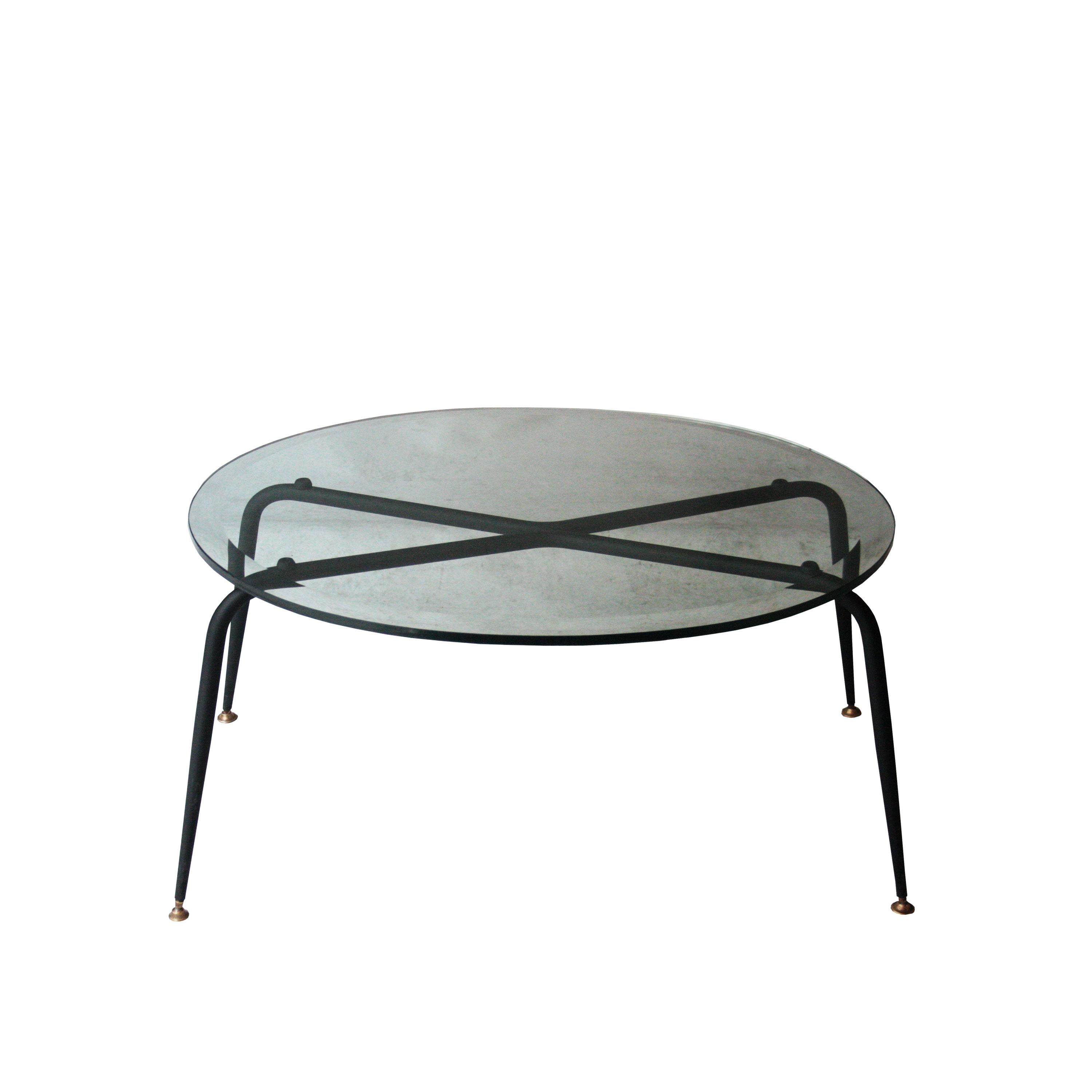 Mid-Century Modern Table de centre française ovale en verre noir et laiton, 1950, The Moderns en vente