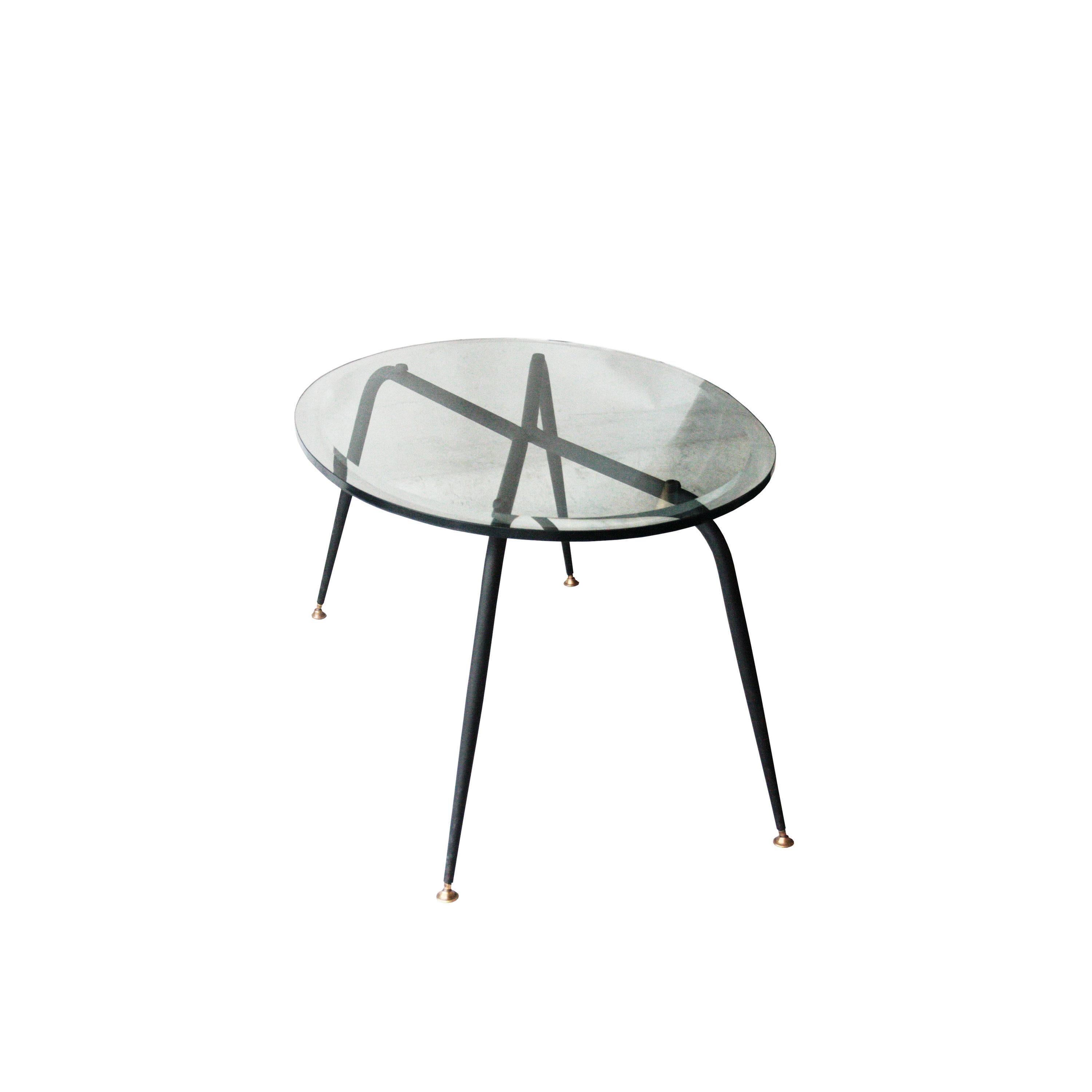 italien Table de centre française ovale en verre noir et laiton, 1950, The Moderns en vente