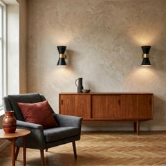 Mid-Century Modernes Paar Doppelkegel-Wandleuchter aus Messing und lackiertem Metall