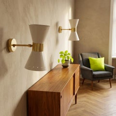 Mid-Century Modernes Paar Doppelkegel-Wandleuchter aus Messing und lackiertem Metall