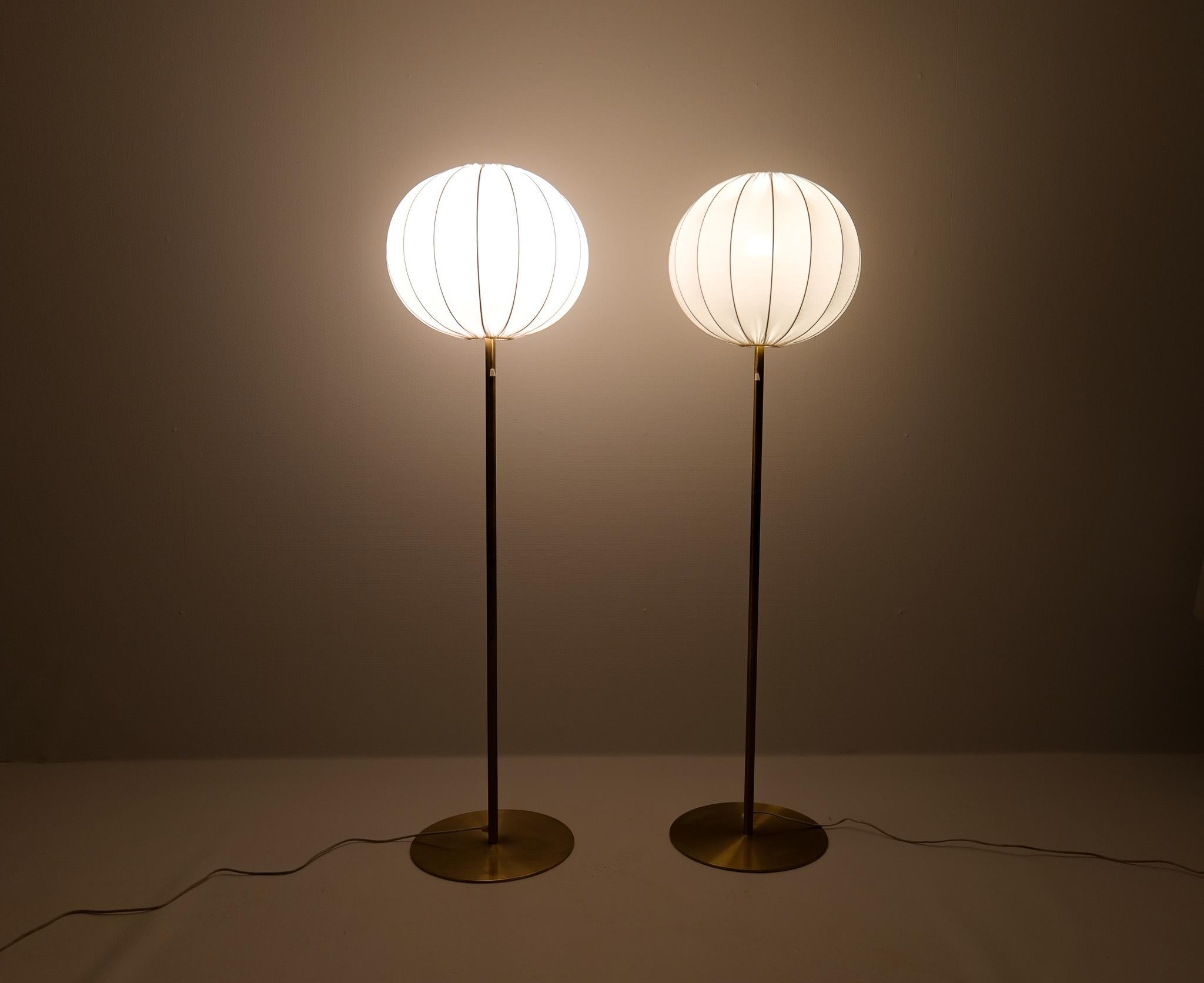 Mid-Century Modern, Paar Stehlampen aus Messing, Luxus, Schweden, 1970er Jahre im Angebot 10