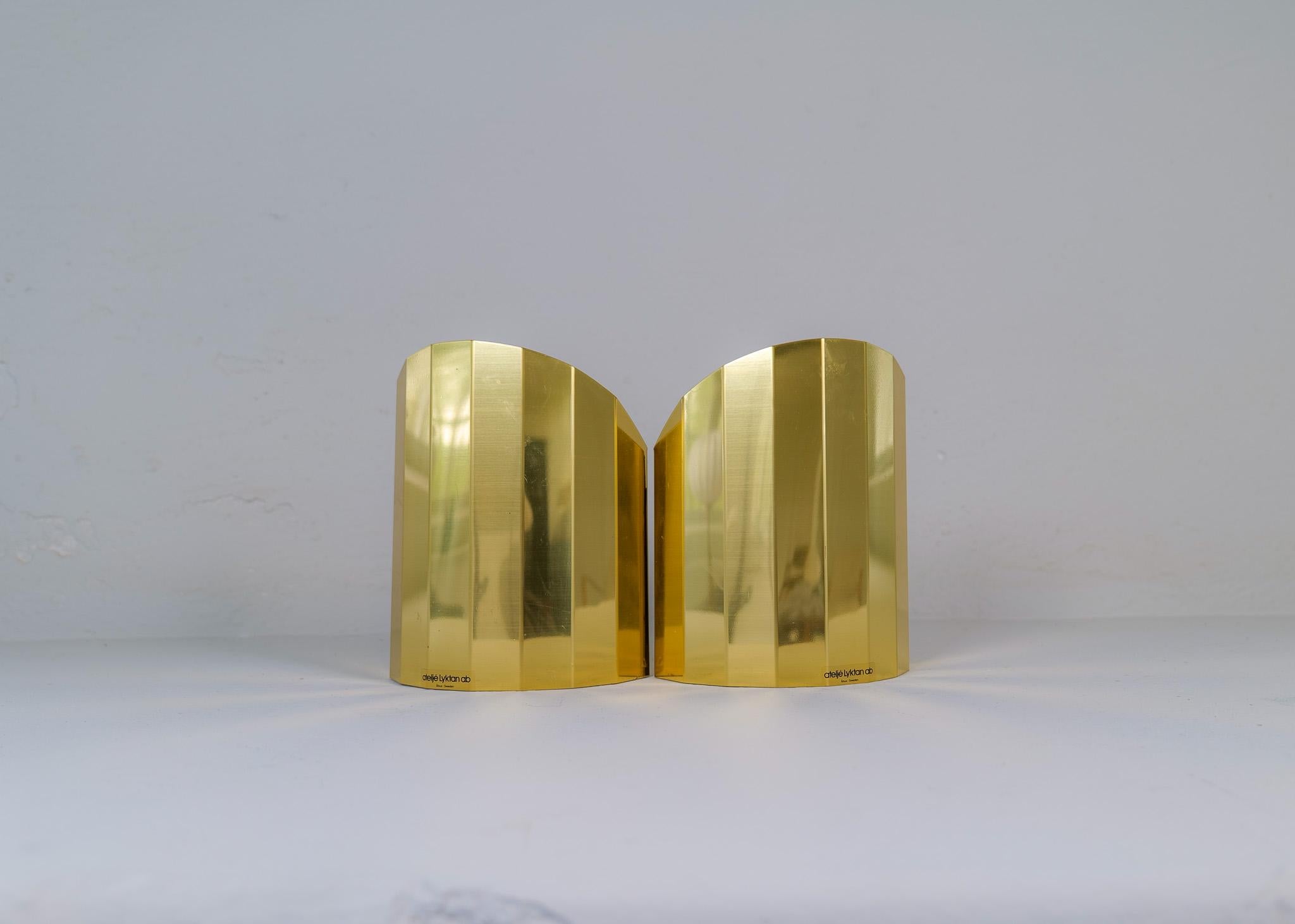 Wonderful brass sconces made at atlelje lyktan Sweden. 

Good vintage with wear and some scratches. 

Dimensions: H 24 cm (9.5 inch) D 9 cm (3.5 inch) W 20 cm (7.9 inch).