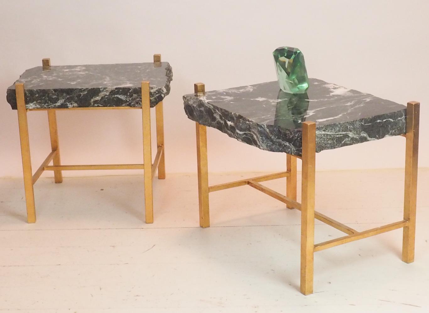 Gorgeous couple of side tables or bedside tables, with important Italian Carrara Breccia green top, on golden lacquered iron structure.
Produced by Banci in Florence.

The thick green marble top has irregular beautiful shapes with carved