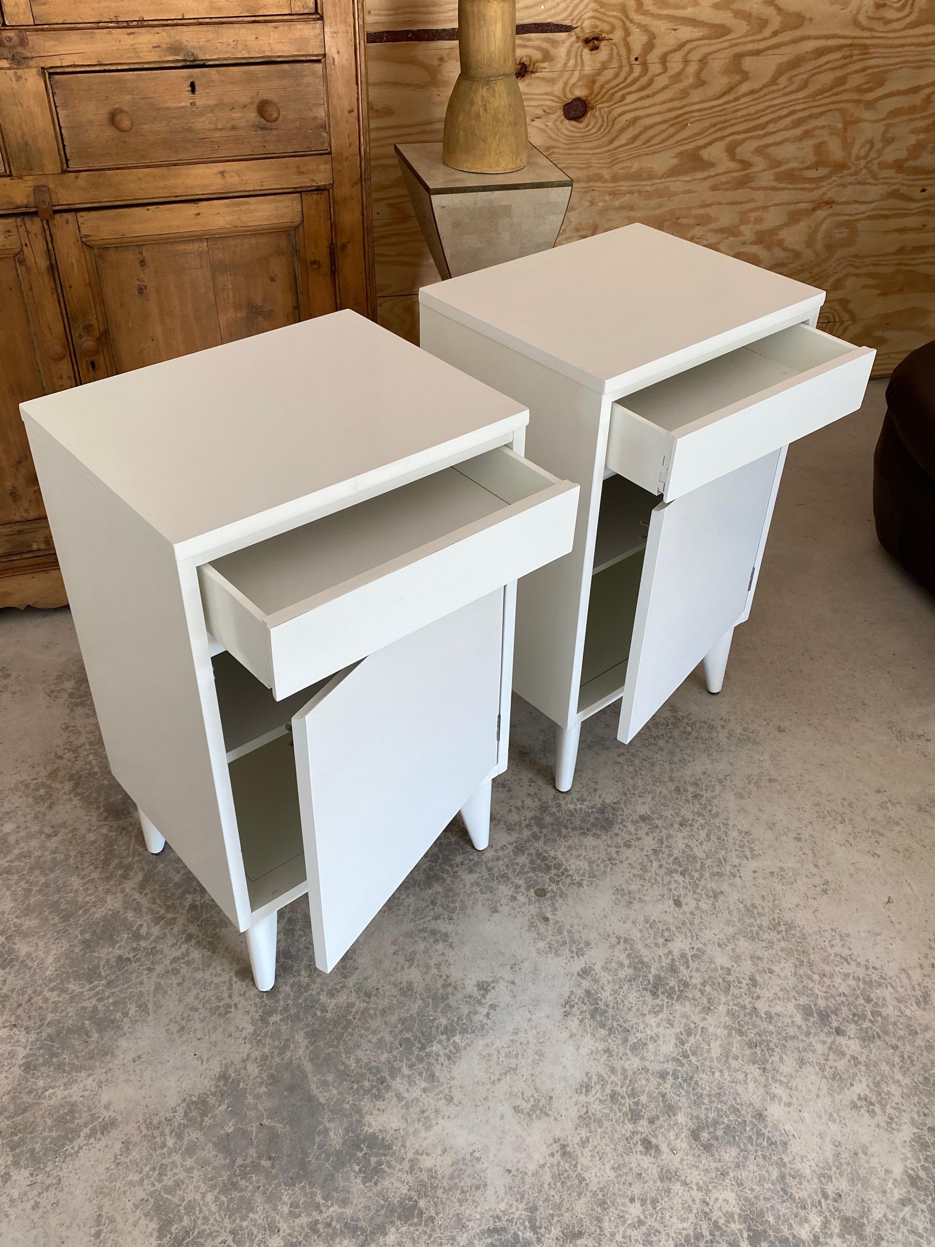 Américain The Moderns Paire de tables de chevet à cabinet blanc brillant en vente