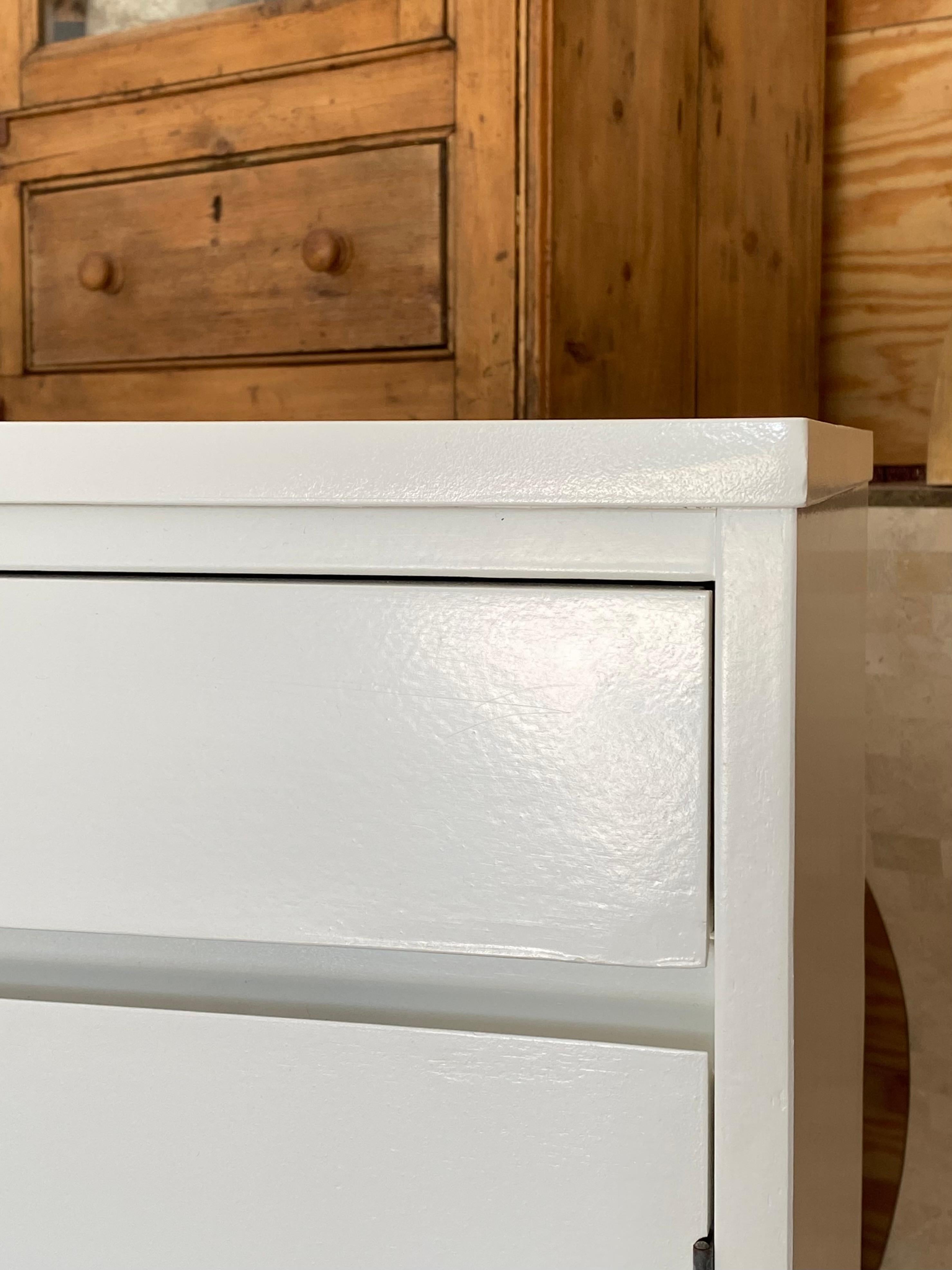 Érable The Moderns Paire de tables de chevet à cabinet blanc brillant en vente