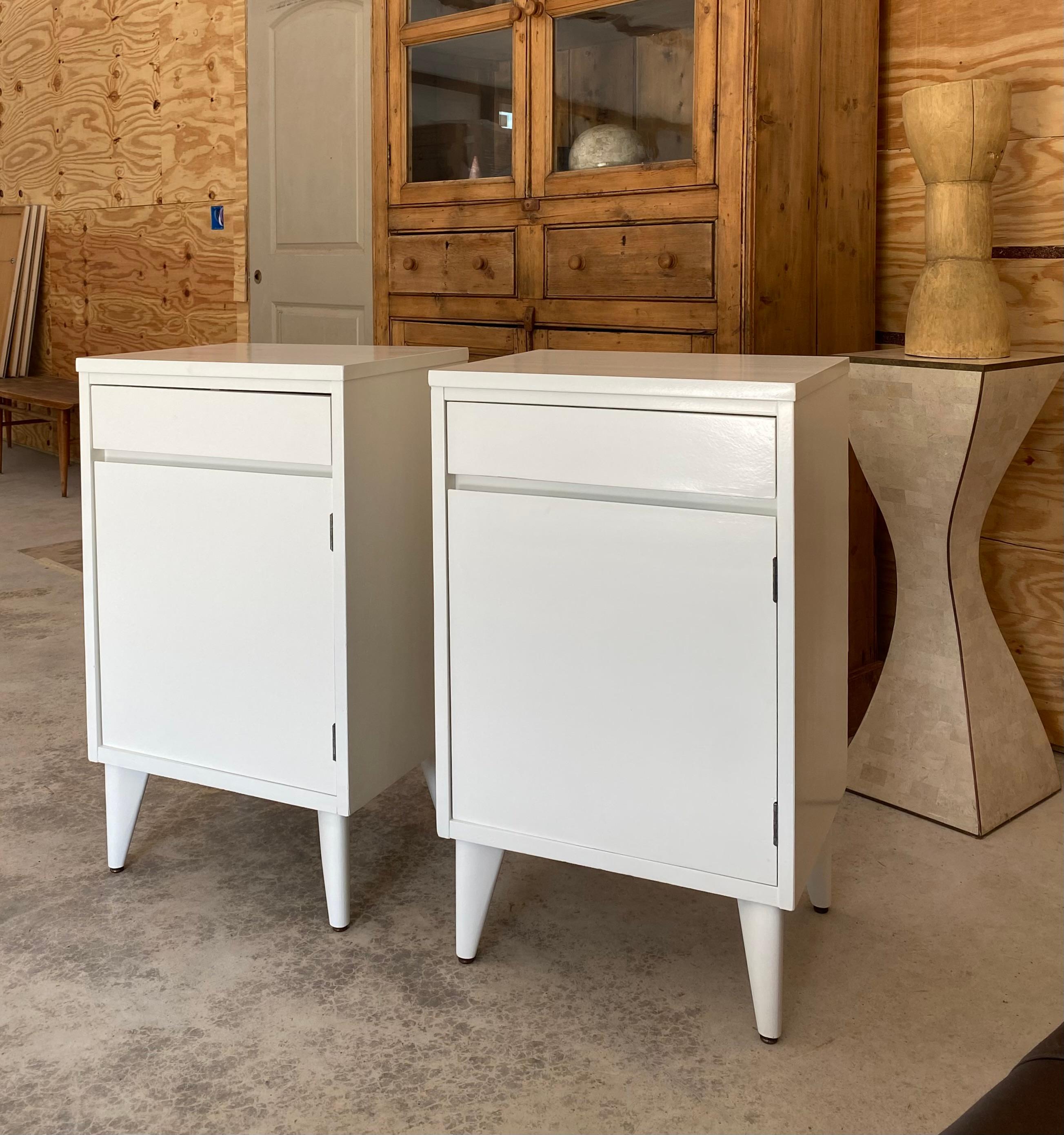 The Moderns Paire de tables de chevet à cabinet blanc brillant Bon état - En vente à Round Top, TX