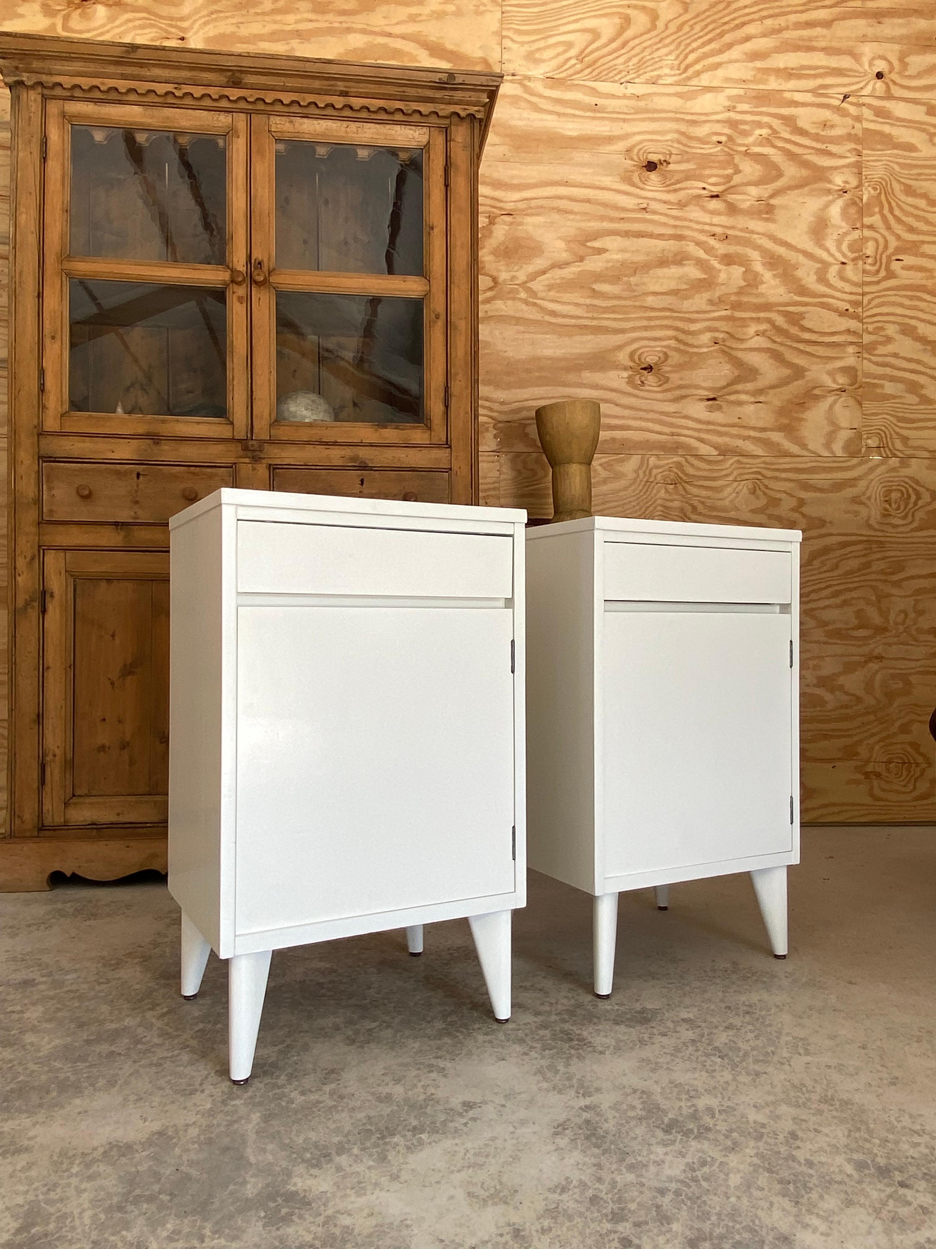 Mid-Century Modern The Moderns Paire de tables de chevet à cabinet blanc brillant en vente