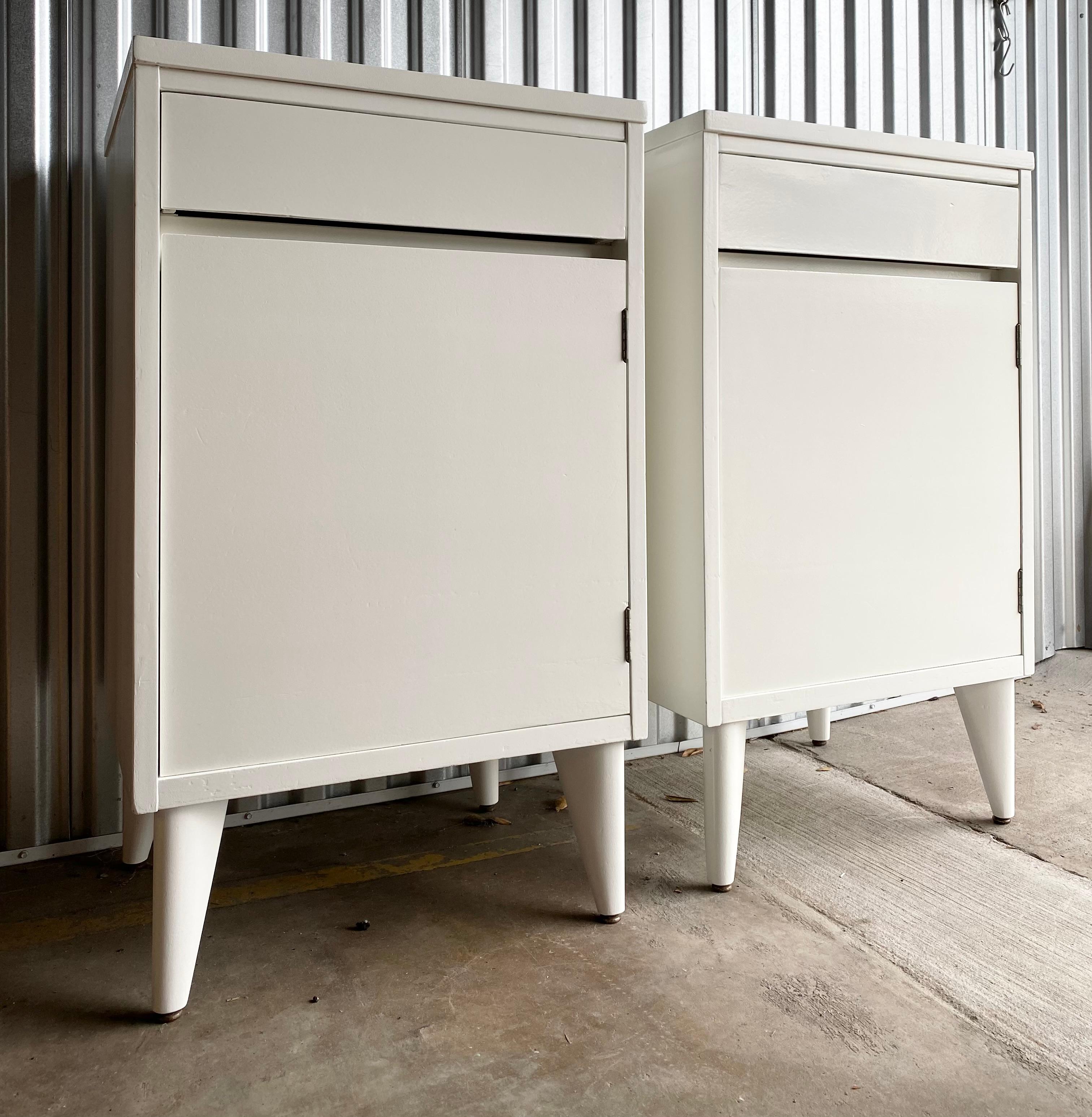 Midcentury Modern Pair of Glossy White Lab Cabinet Nachttische (Moderne der Mitte des Jahrhunderts) im Angebot